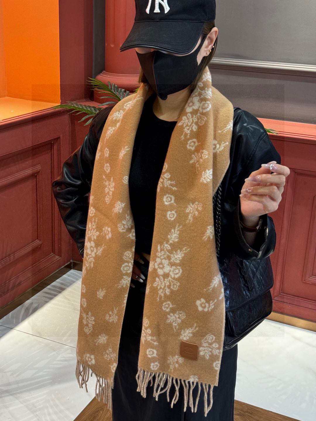 香奈儿 🔥代工厂臻选上乘的超细羊绒纤维 进行纯手工精梳处理 耗时耗力 再以清泉水浸泡涤荡 使羊绒纤维呈现