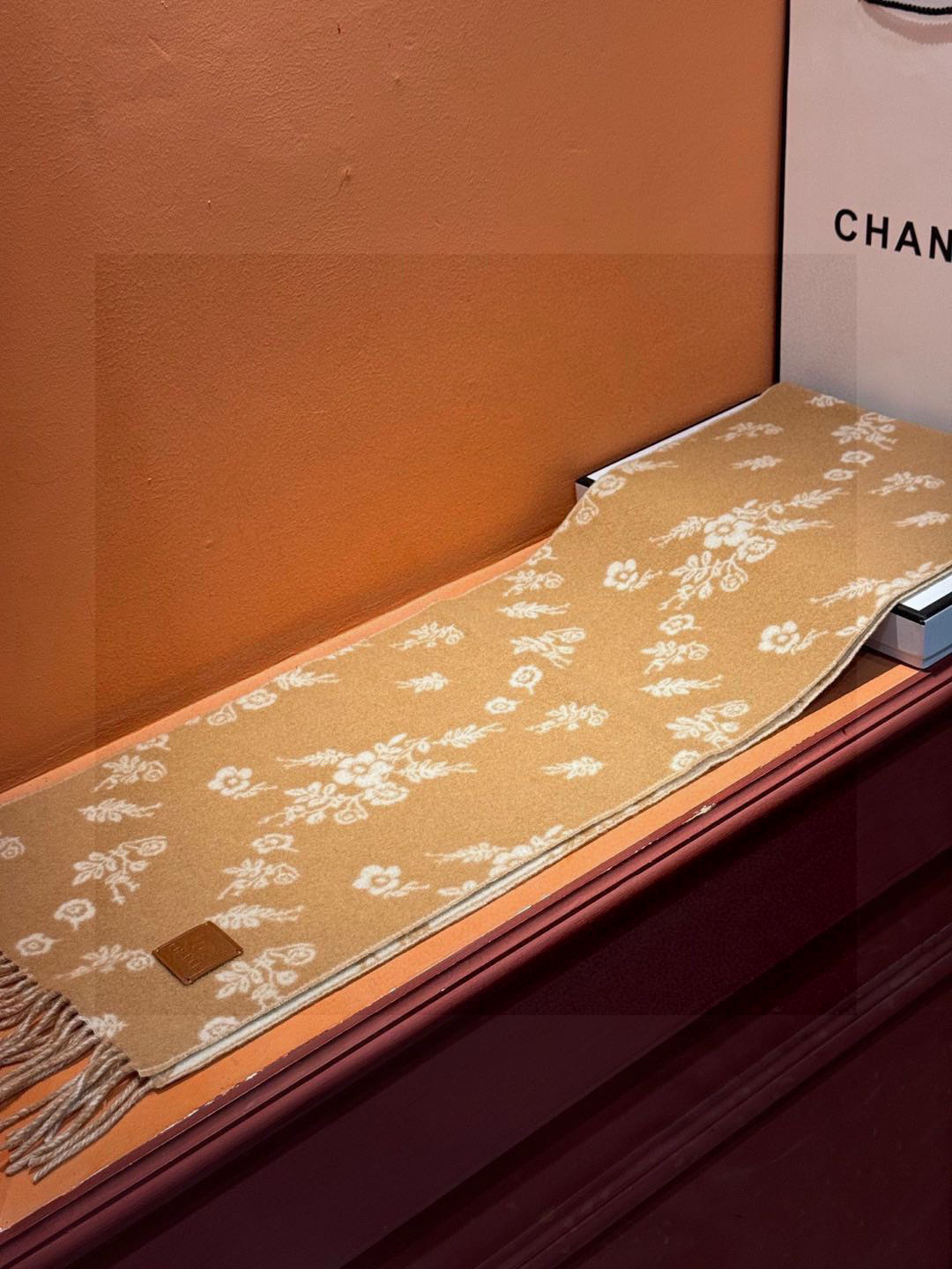 香奈儿 🔥代工厂臻选上乘的超细羊绒纤维 进行纯手工精梳处理 耗时耗力 再以清泉水浸泡涤荡 使羊绒纤维呈现