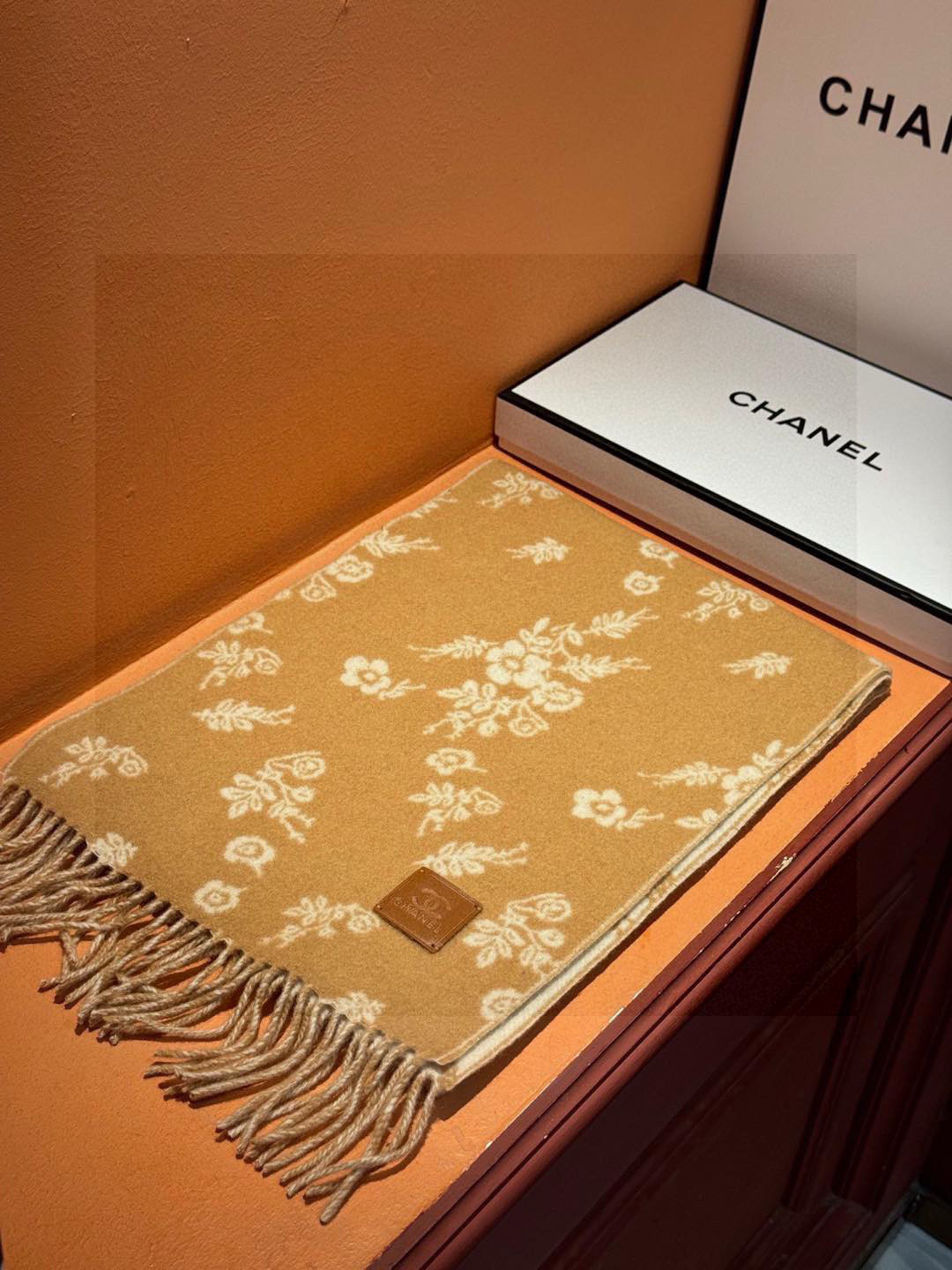 香奈儿 🔥代工厂臻选上乘的超细羊绒纤维 进行纯手工精梳处理 耗时耗力 再以清泉水浸泡涤荡 使羊绒纤维呈现