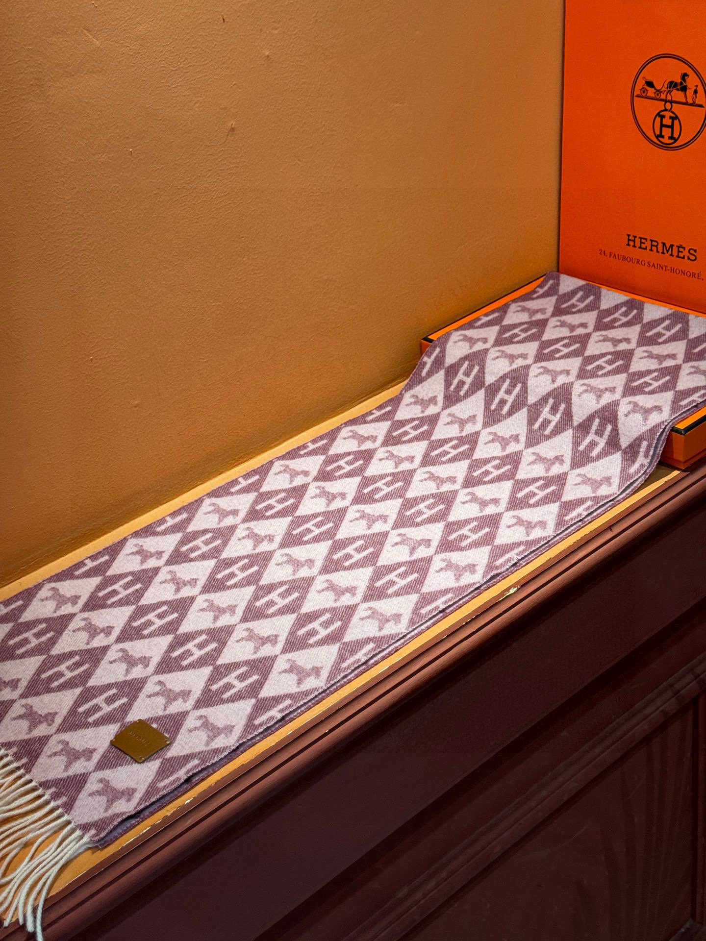 【巴宝莉】...刺绣战马✨进口尼泊尔羊绒顶级刺绣围巾....高尖端产物...绝对令人尖叫的品质...时尚