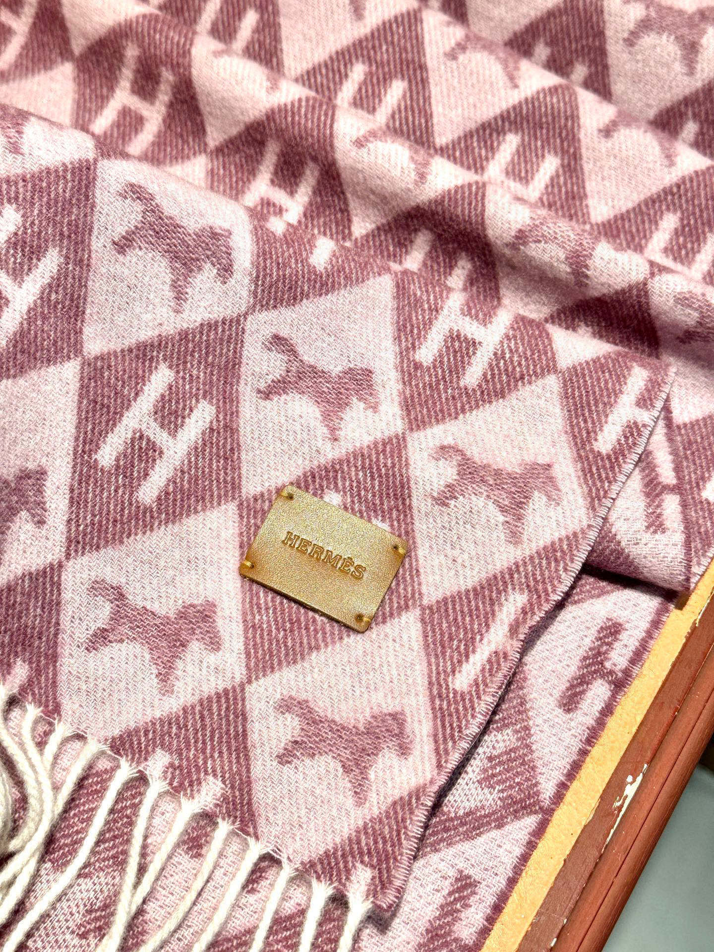 【巴宝莉】...刺绣战马✨进口尼泊尔羊绒顶级刺绣围巾....高尖端产物...绝对令人尖叫的品质...时尚