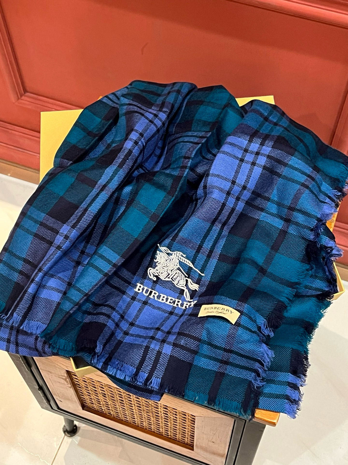 【巴宝莉】...刺绣战马✨进口尼泊尔羊绒顶级刺绣围巾....高尖端产物...绝对令人尖叫的品质...时尚