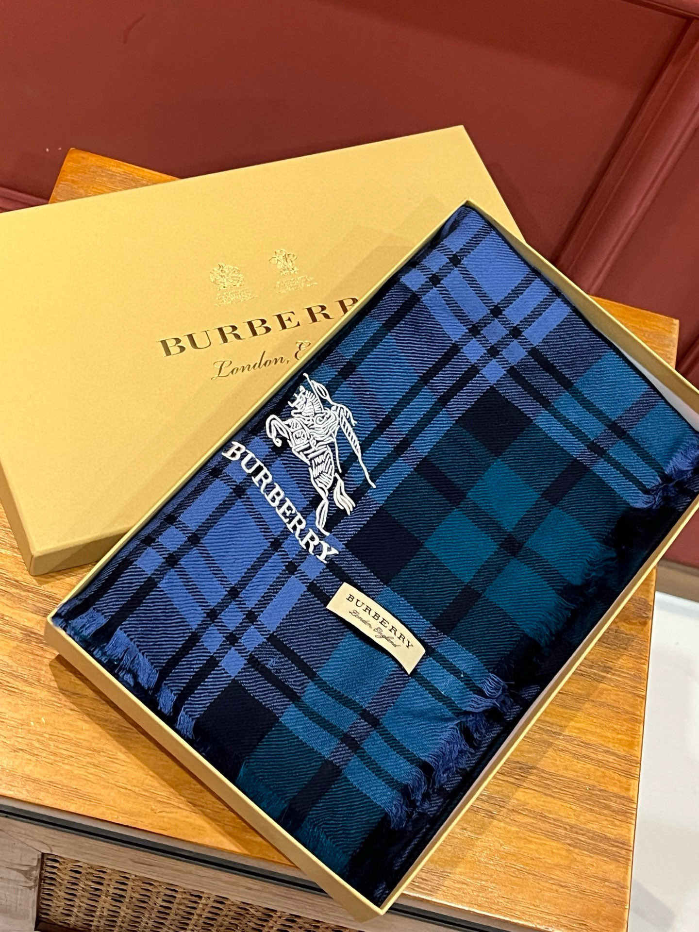 【巴宝莉】...刺绣战马✨进口尼泊尔羊绒顶级刺绣围巾....高尖端产物...绝对令人尖叫的品质...时尚