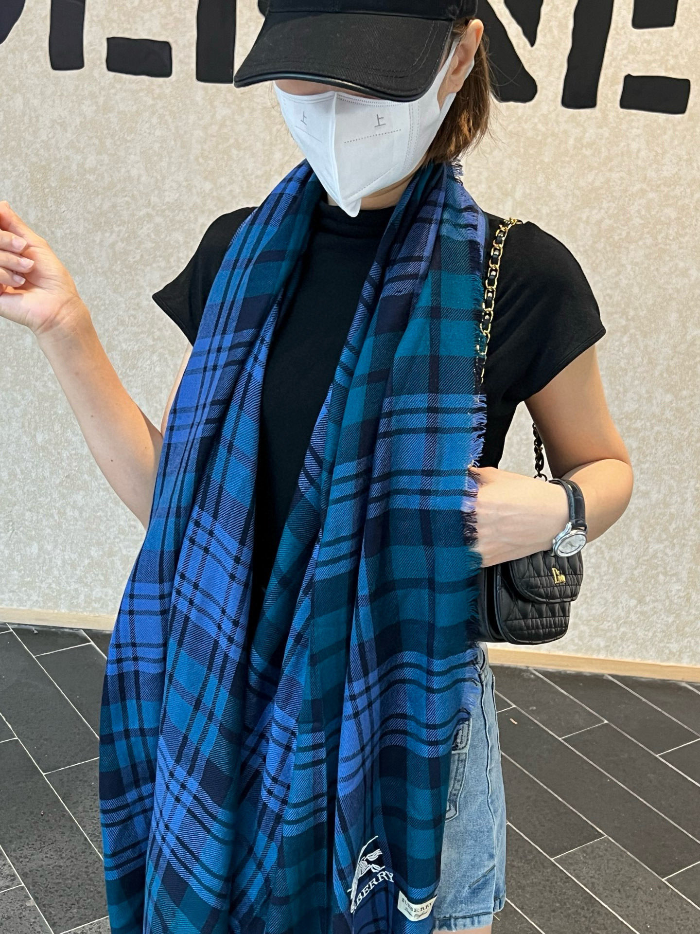 NO:554432,[Burberry]... Embroidered war horse imported Nepalese cashmere top embroidered scarf... High-end product... Absolutely screaming quality... Top design from a fashion brand... Once you get it, you will understand that the top-level craftsmanship is the highlight of this screaming highlight. It is a must-have high-end boutique for autumn and winter.. This style is currently only available in a few foreign counters. It is really a rare product... Imported Nepalese wool high version scarf, high version scarf, burberry19860909【巴宝莉】...刺绣战马进口尼泊尔羊绒顶级刺绣围巾....高尖端产物...绝对令人尖叫的品质...时尚大牌的顶尖设计款..拿到手你就会明白顶级工艺的处理是此款令人尖叫的亮点秋冬必备的高端精品..此款目前只有国外几个专柜有货真的是臻品罕见..尼泊尔进口羊毛高版本围巾,高版本围巾,burberry,scarf