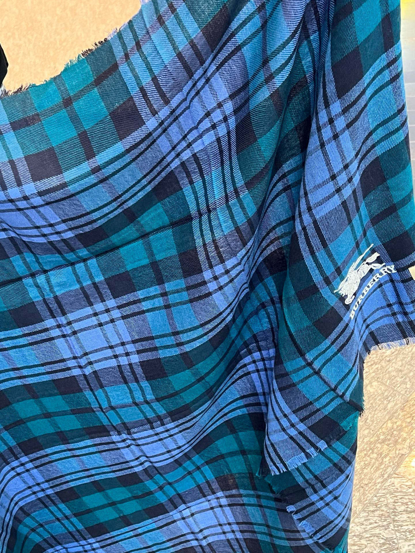 【巴宝莉】...刺绣战马✨进口尼泊尔羊绒顶级刺绣围巾....高尖端产物...绝对令人尖叫的品质...时尚