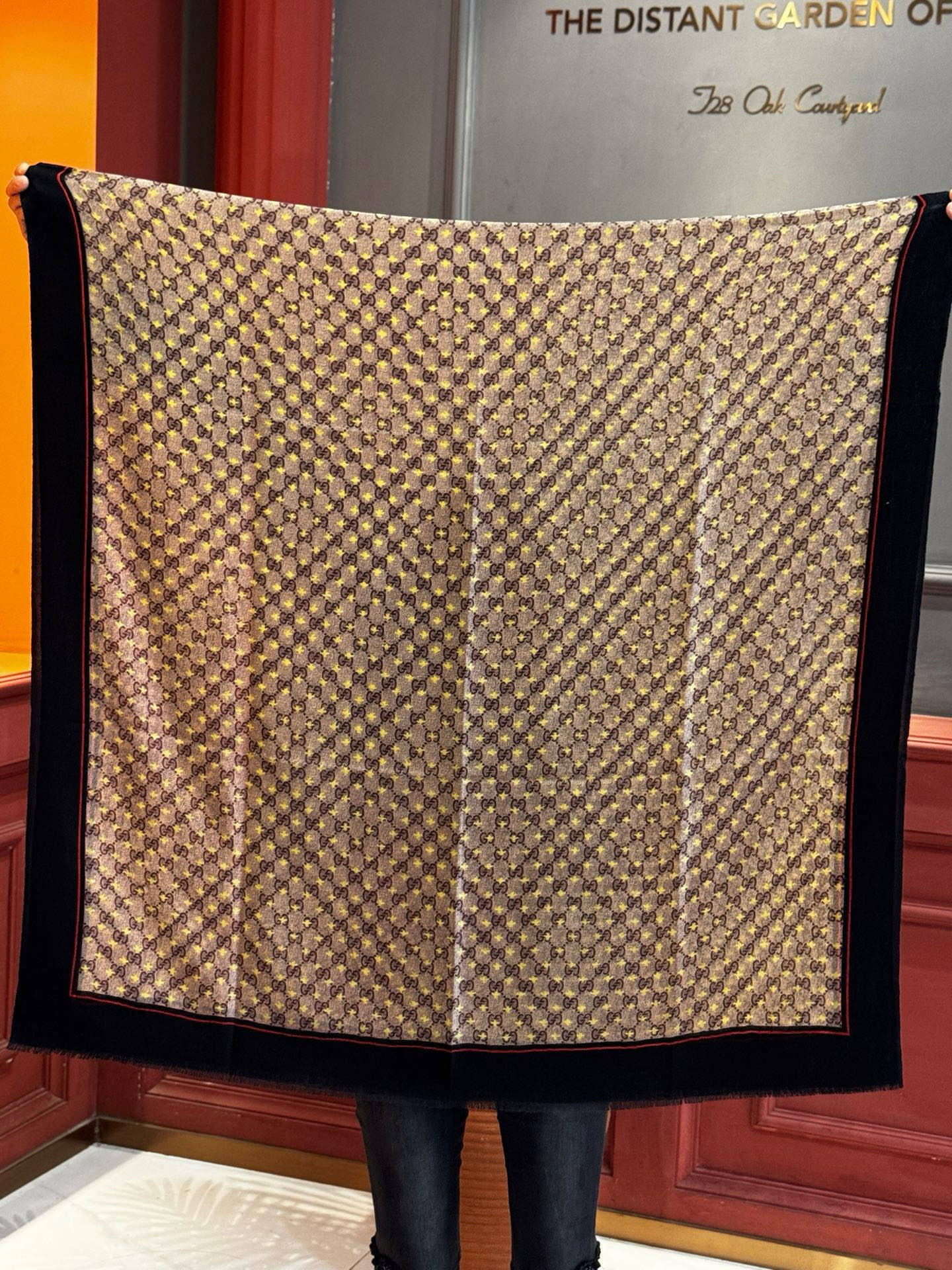 ✨✨GUCCI新款！ 印花工艺 稀疏层次设计 配以精美 真心特别 上身简直了‼️ 围着不说话都散发着优雅