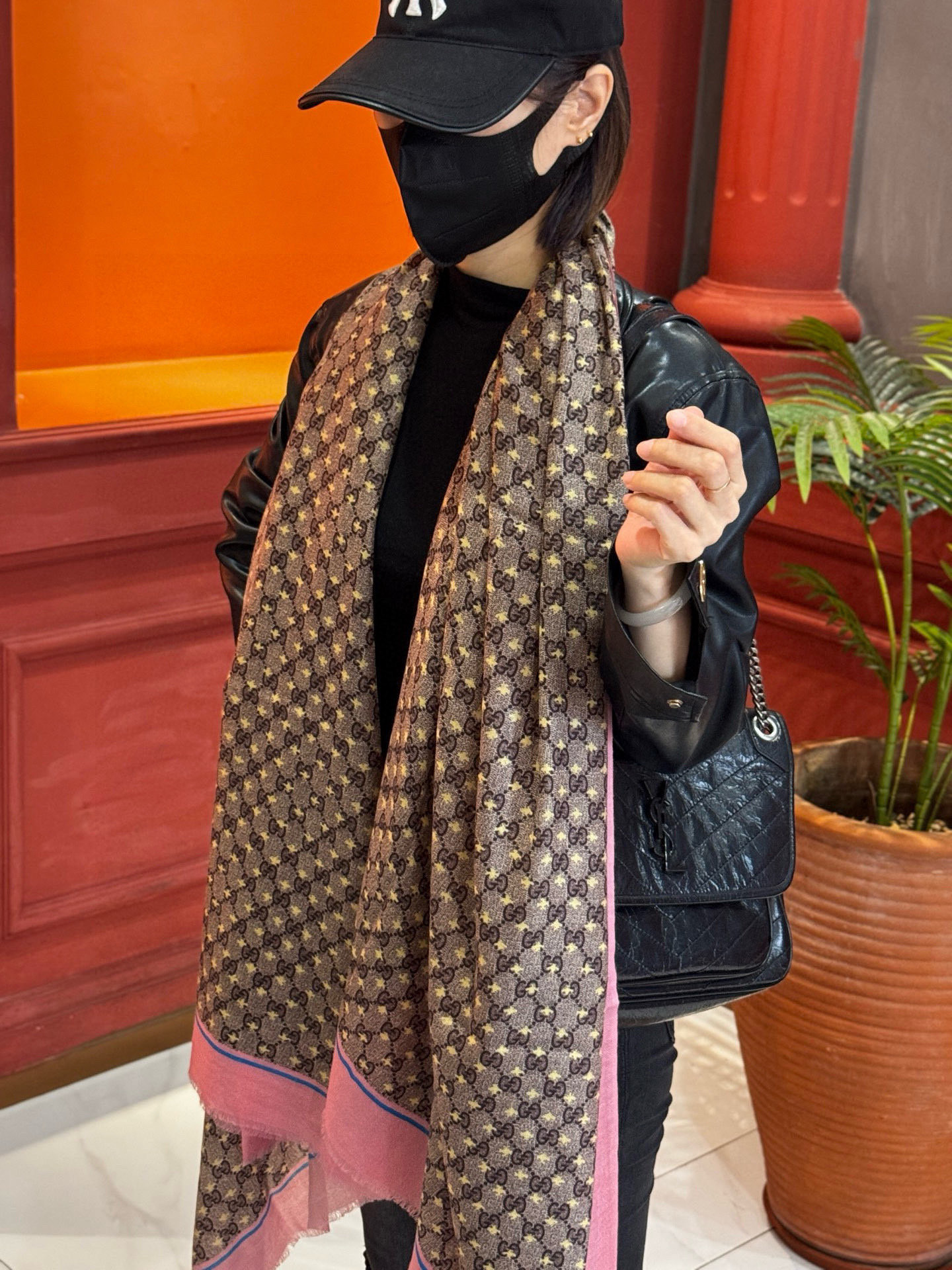 NO:554455,GUCCI new style!  Printing technology, sparse layered design, exquisite and truly special, the upper body is simply beautiful, exuding elegance even if you wear it without saying anything] Compared with printing and dyeing, it has a unique rough and elegant beauty, very aura, big-name aura and a little pure beauty 110*200cm All cashmere high version scarf, high version scarf, gucci19860909GUCCI新款！ 印花工艺 稀疏层次设计 配以精美 真心特别 上身简直了 围着不说话都散发着优雅气质】相对于印染,有着独特的粗狂大雅美,很有气场大牌气场又带点纯美110*200cm 全羊绒高版本围巾,高版本围巾,gucci,scarf