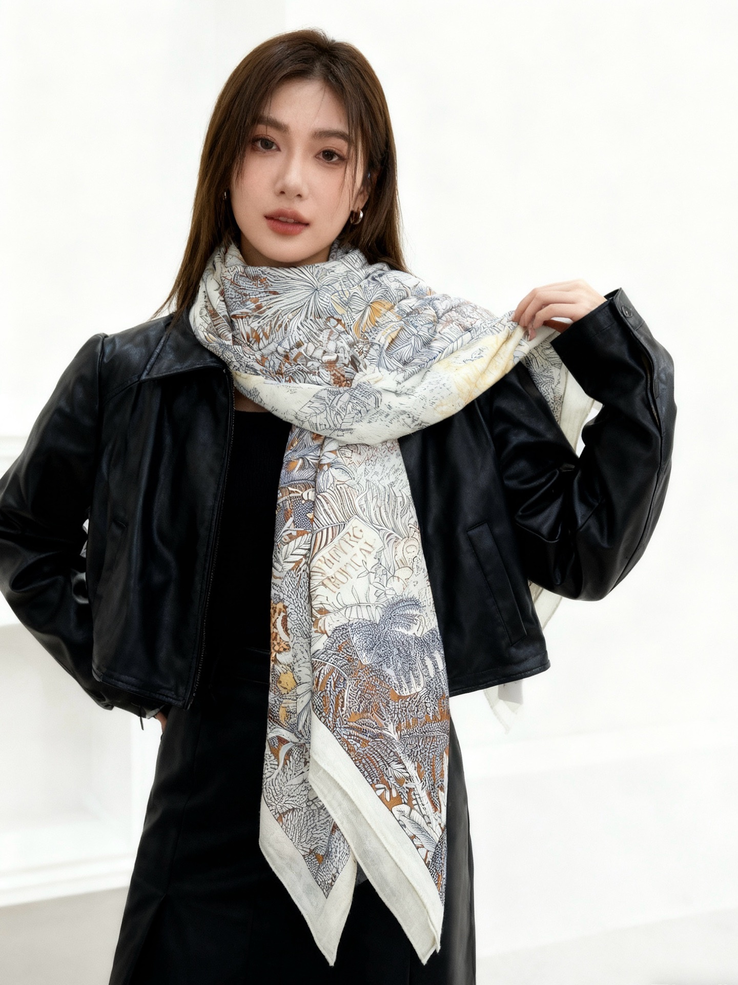 重磅推荐的140顶级丝绒双面异色披肩《回归自然》 披肩尺寸:140*140方巾 70%羊绒30%真丝这张