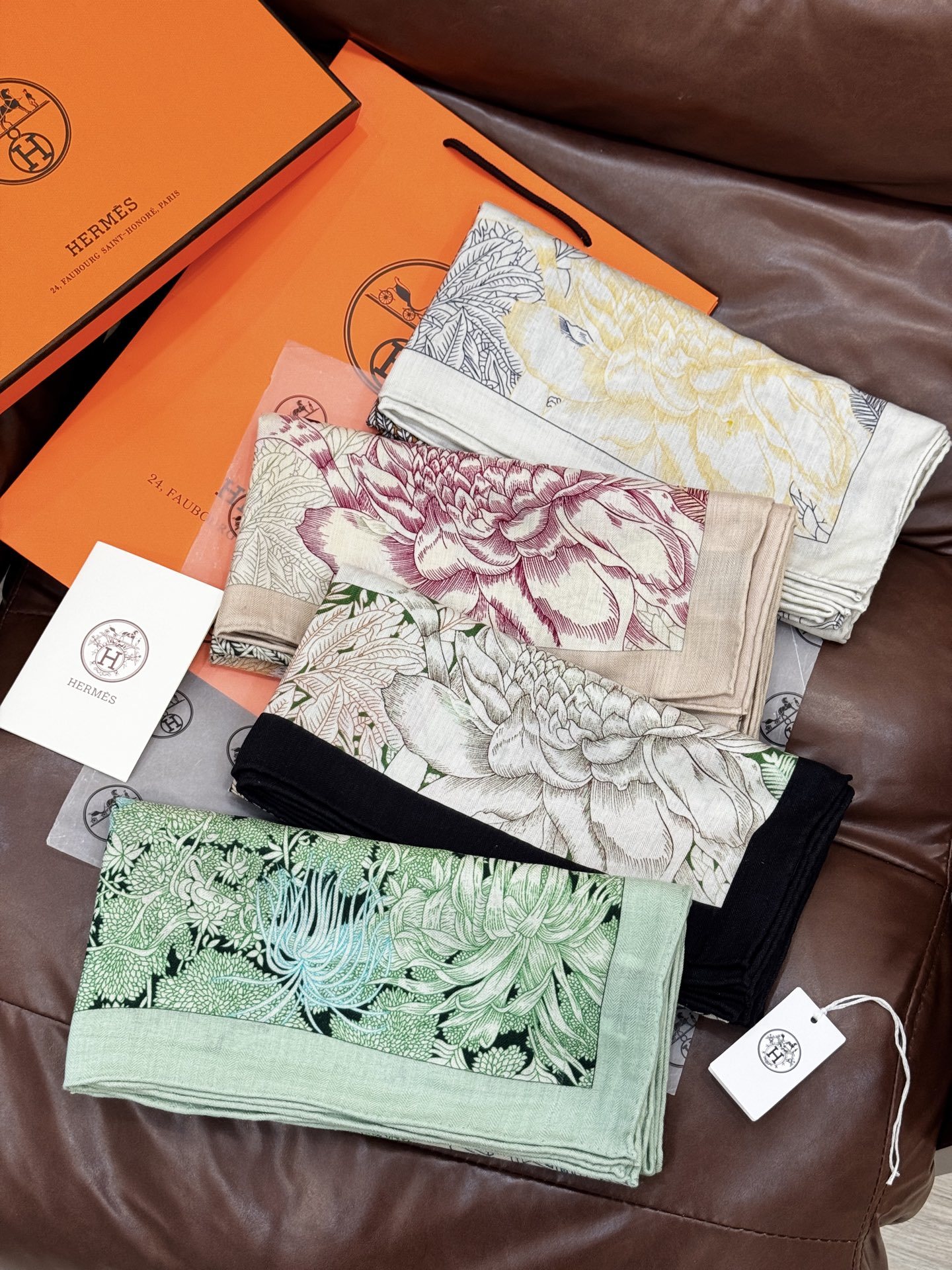 重磅推荐的140顶级丝绒双面异色披肩《回归自然》 披肩尺寸:140*140方巾 70%羊绒30%真丝这张