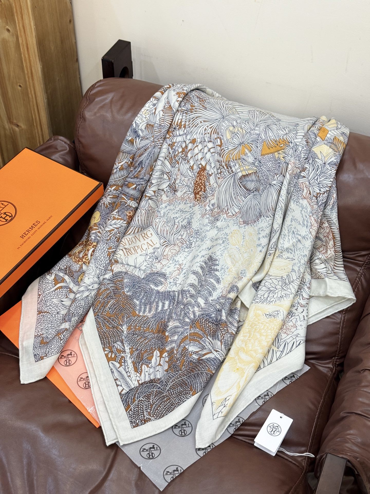 重磅推荐的140顶级丝绒双面异色披肩《回归自然》 披肩尺寸:140*140方巾 70%羊绒30%真丝这张