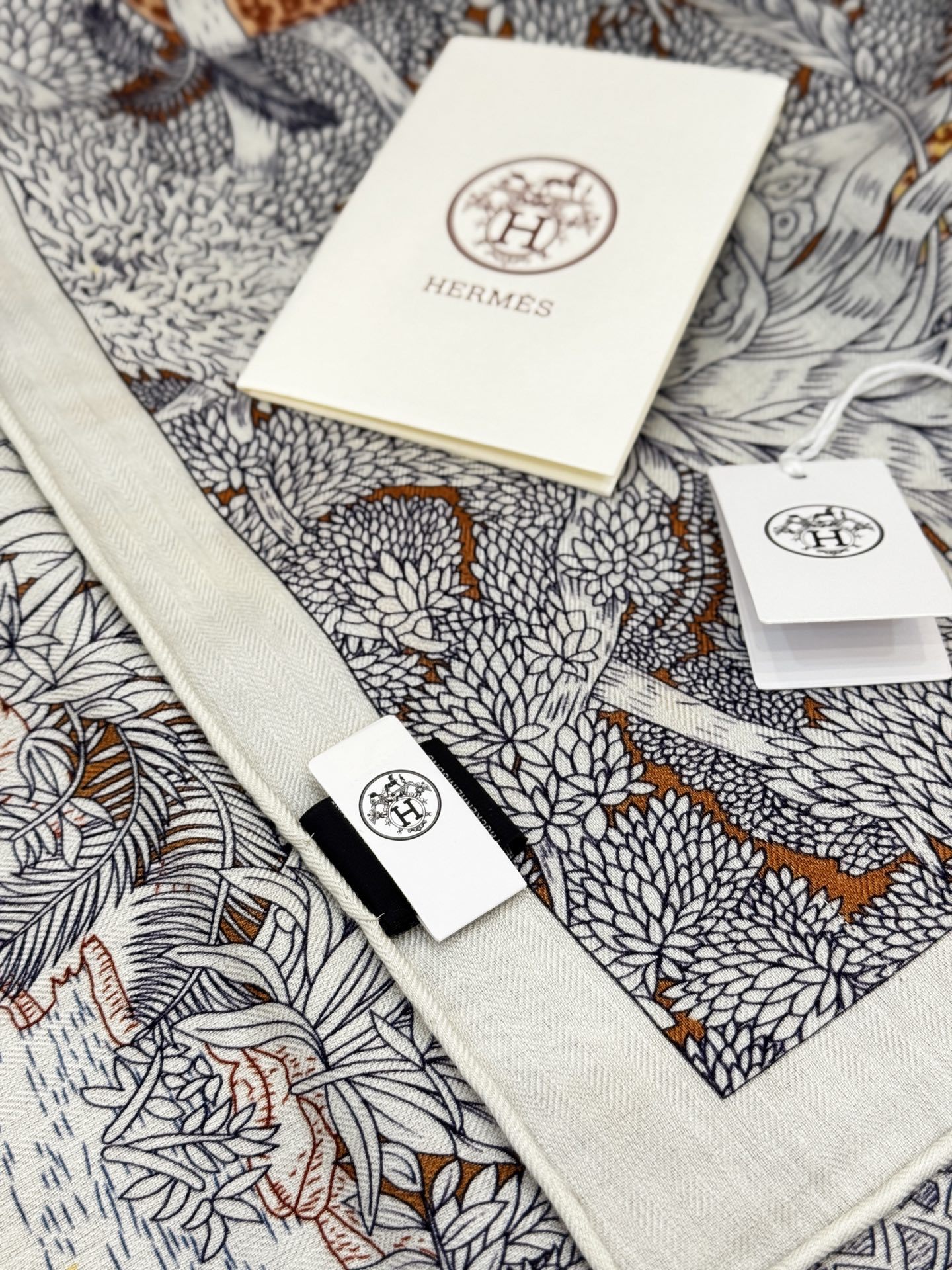 重磅推荐的140顶级丝绒双面异色披肩《回归自然》 披肩尺寸:140*140方巾 70%羊绒30%真丝这张