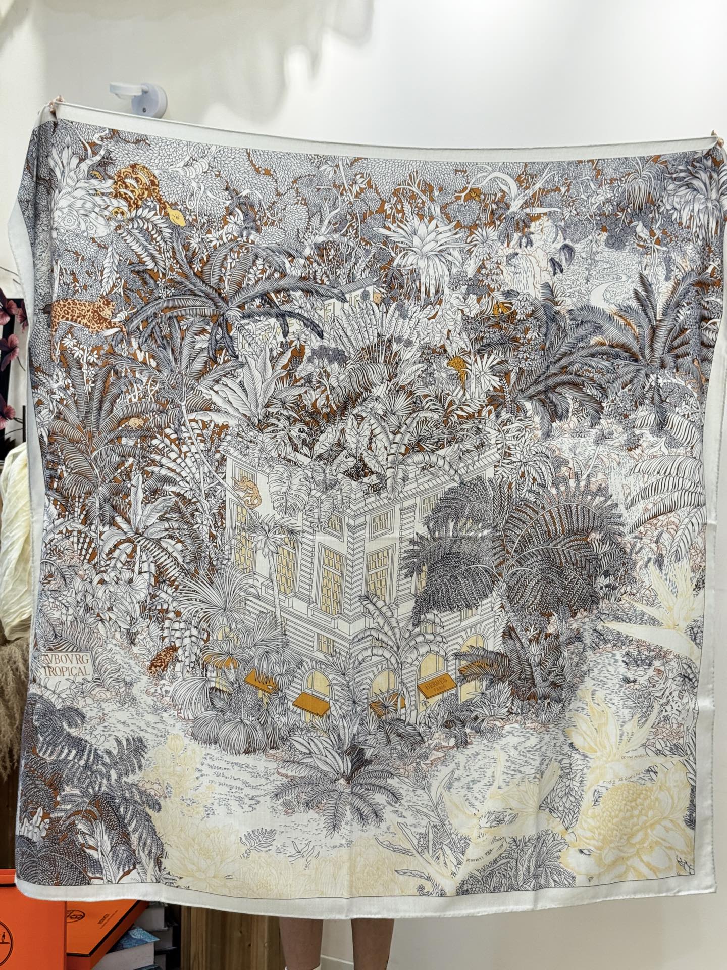 重磅推荐的140顶级丝绒双面异色披肩《回归自然》 披肩尺寸:140*140方巾 70%羊绒30%真丝这张