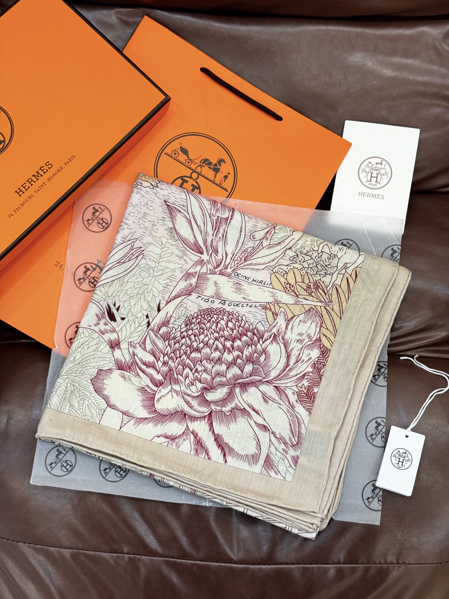 重磅推荐的140顶级丝绒双面异色披肩《回归自然》 披肩尺寸:140*140方巾 70%羊绒30%真丝这张