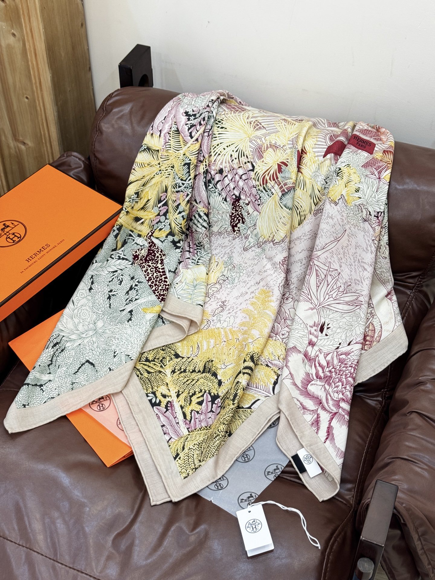 重磅推荐的140顶级丝绒双面异色披肩《回归自然》 披肩尺寸:140*140方巾 70%羊绒30%真丝这张