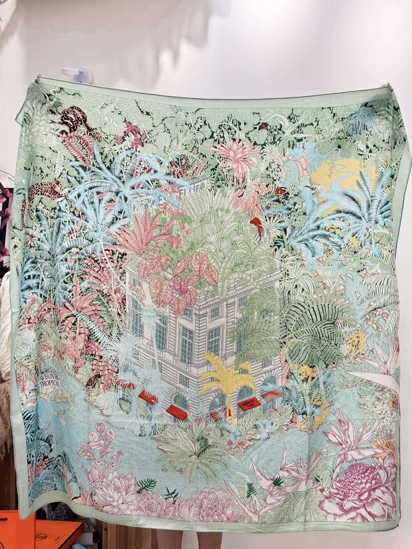 重磅推荐的140顶级丝绒双面异色披肩《回归自然》 披肩尺寸:140*140方巾 70%羊绒30%真丝这张