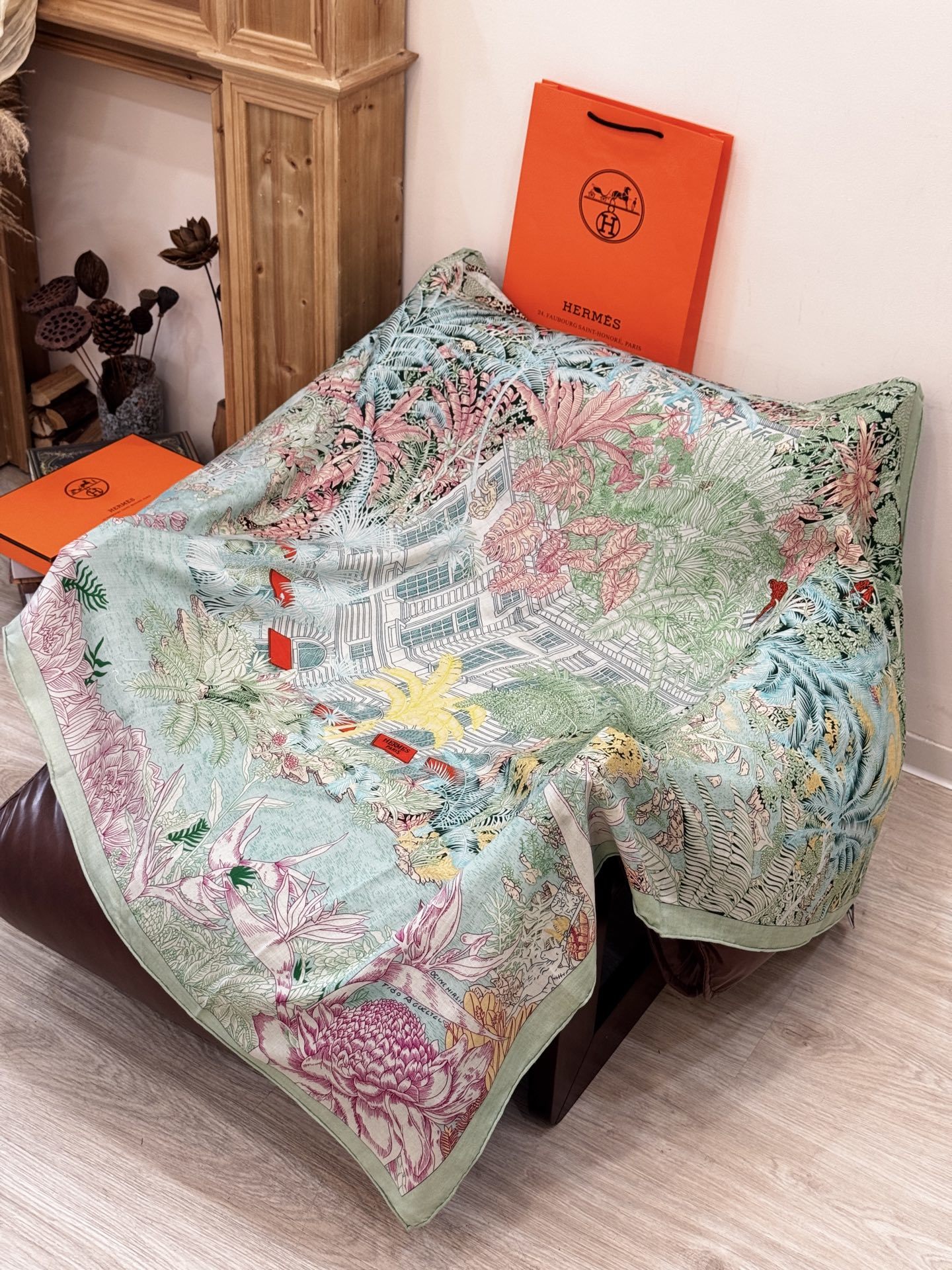 重磅推荐的140顶级丝绒双面异色披肩《回归自然》 披肩尺寸:140*140方巾 70%羊绒30%真丝这张