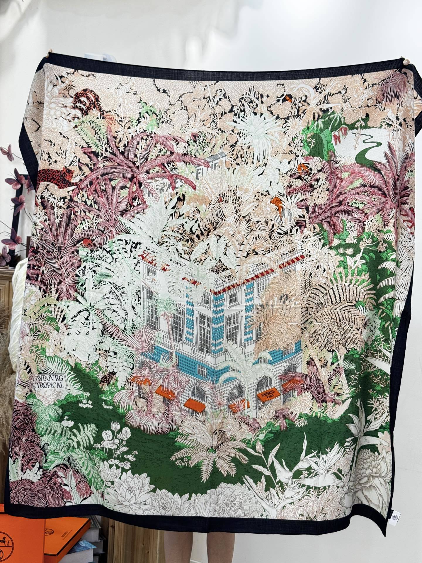 重磅推荐的140顶级丝绒双面异色披肩《回归自然》 披肩尺寸:140*140方巾 70%羊绒30%真丝这张