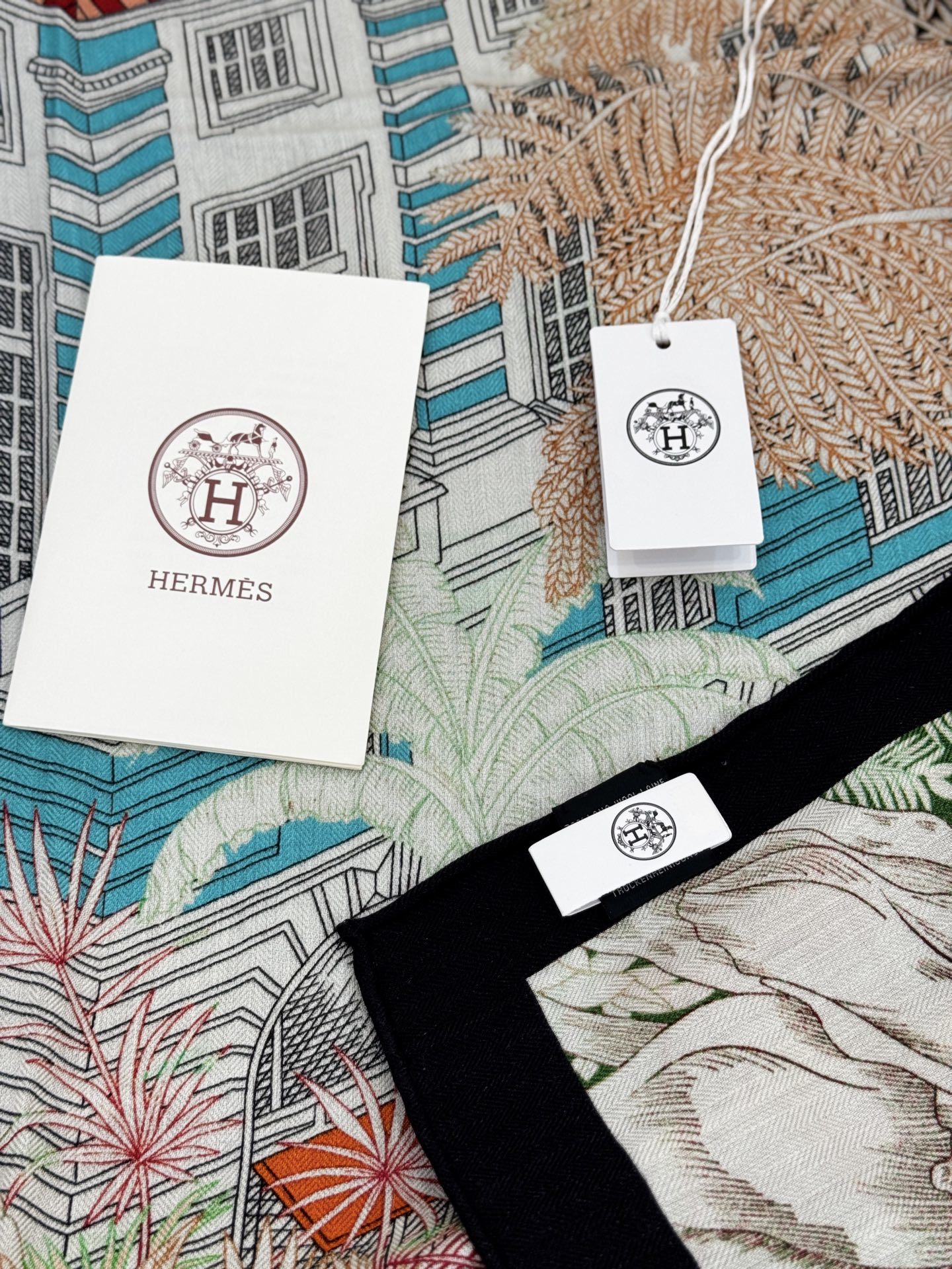 重磅推荐的140顶级丝绒双面异色披肩《回归自然》 披肩尺寸:140*140方巾 70%羊绒30%真丝这张