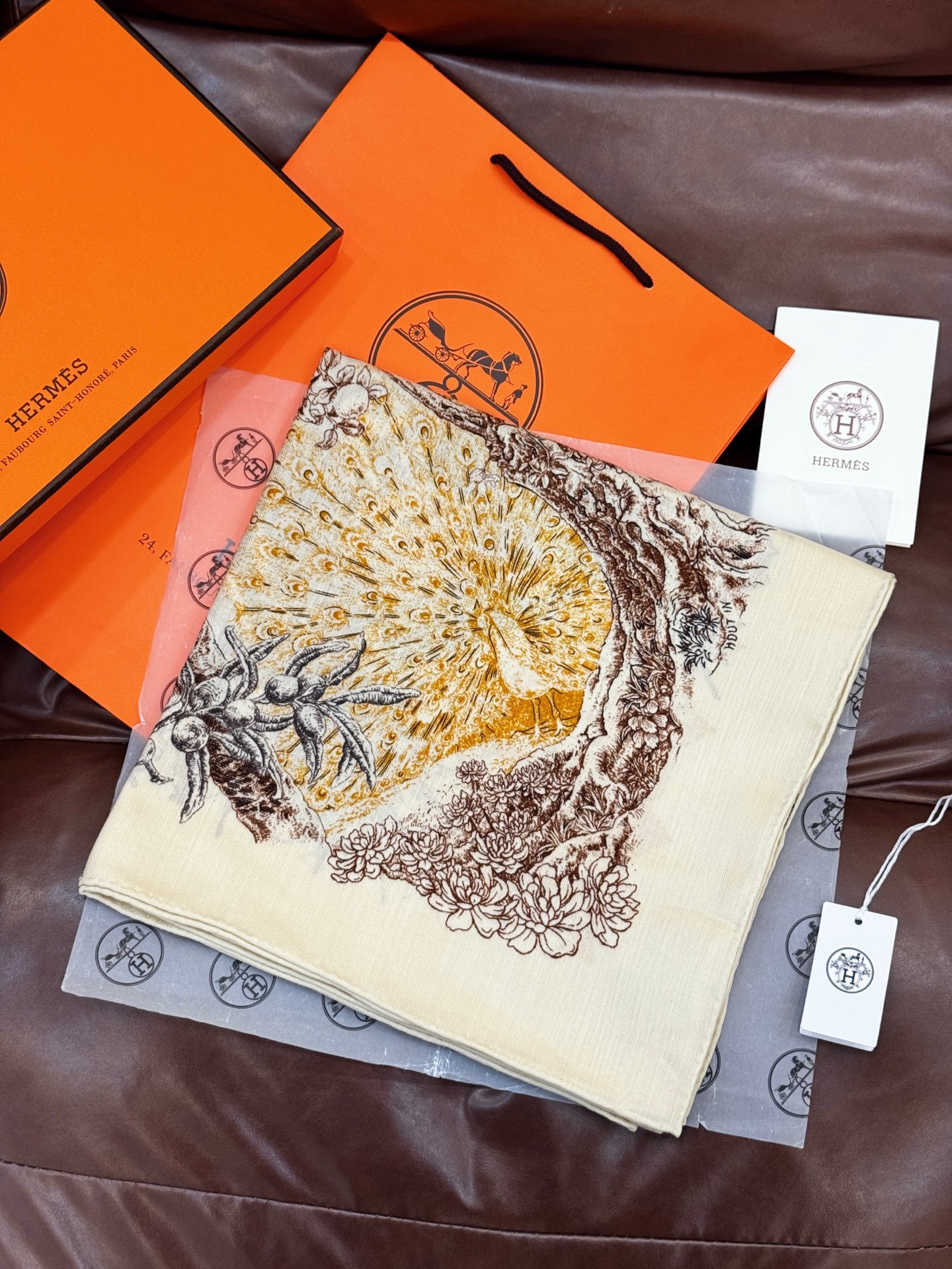 重磅推荐的140顶级丝绒双面异色披肩《回归自然》 披肩尺寸:140*140方巾 70%羊绒30%真丝这张