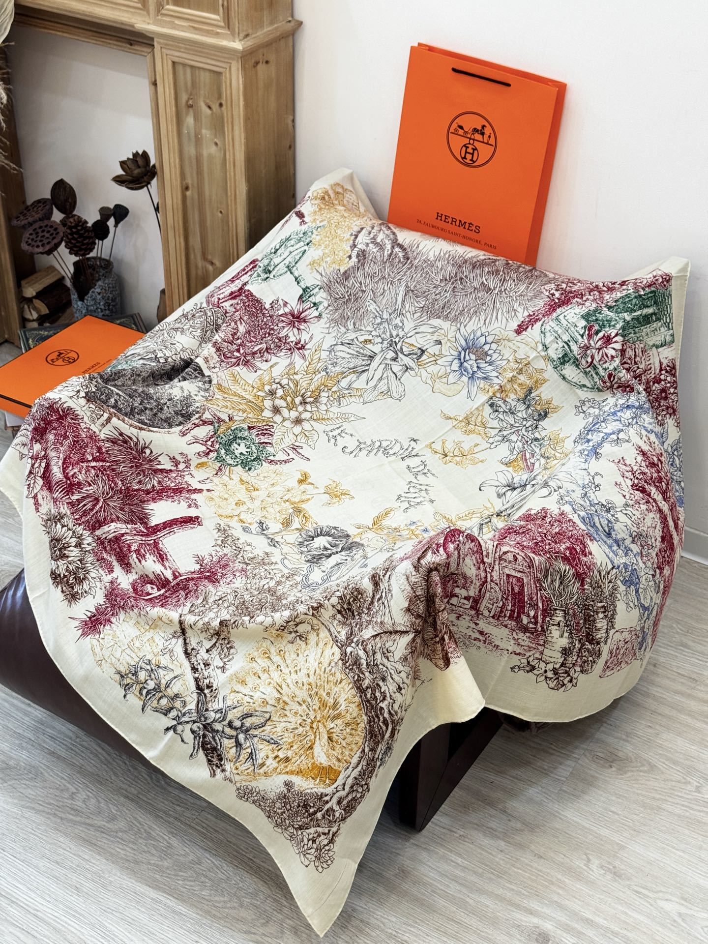 重磅推荐的140顶级丝绒双面异色披肩《回归自然》 披肩尺寸:140*140方巾 70%羊绒30%真丝这张