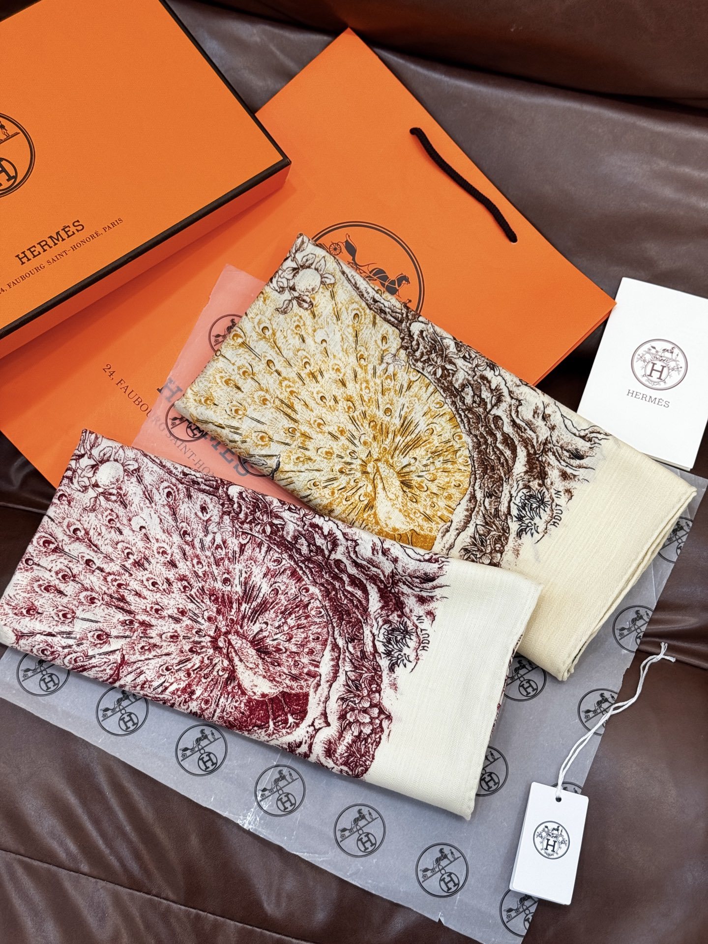 重磅推荐的140顶级丝绒双面异色披肩《回归自然》 披肩尺寸:140*140方巾 70%羊绒30%真丝这张