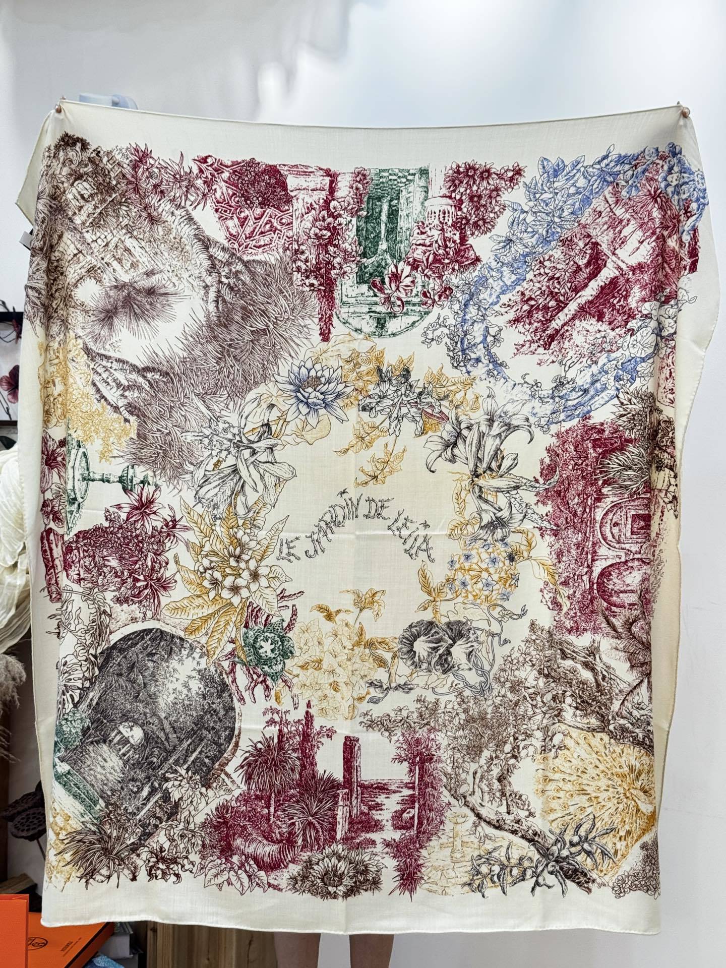 重磅推荐的140顶级丝绒双面异色披肩《回归自然》 披肩尺寸:140*140方巾 70%羊绒30%真丝这张