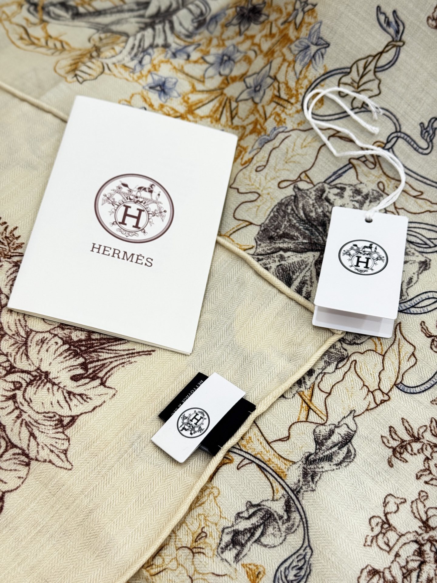 重磅推荐的140顶级丝绒双面异色披肩《回归自然》 披肩尺寸:140*140方巾 70%羊绒30%真丝这张