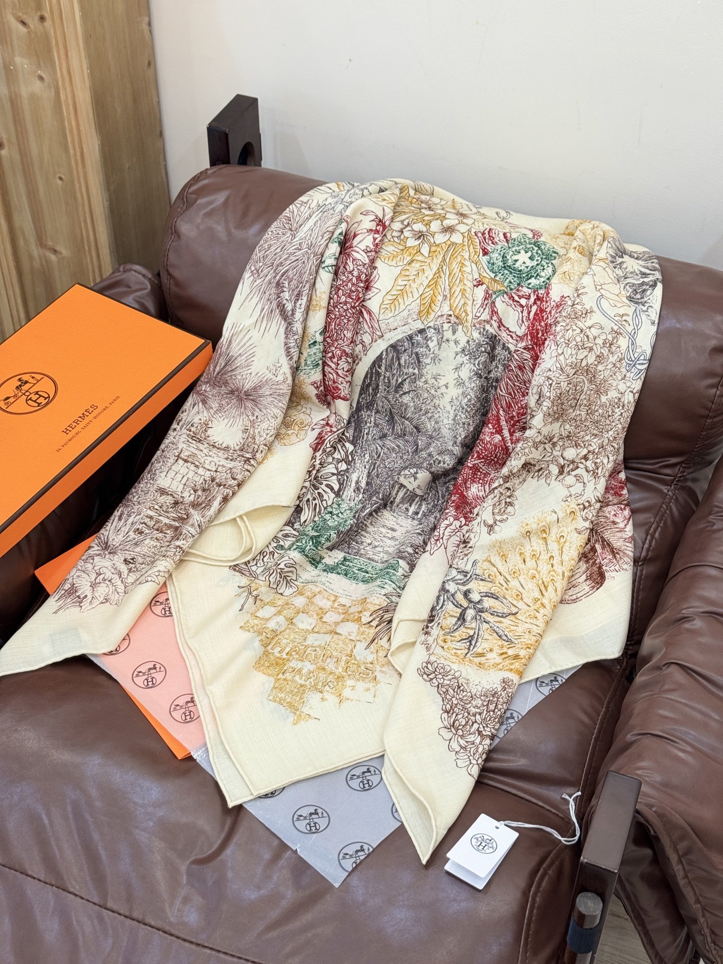 重磅推荐的140顶级丝绒双面异色披肩《回归自然》 披肩尺寸:140*140方巾 70%羊绒30%真丝这张