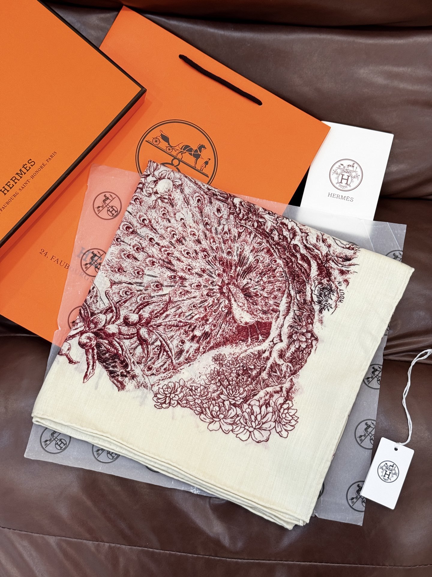 重磅推荐的140顶级丝绒双面异色披肩《回归自然》 披肩尺寸:140*140方巾 70%羊绒30%真丝这张