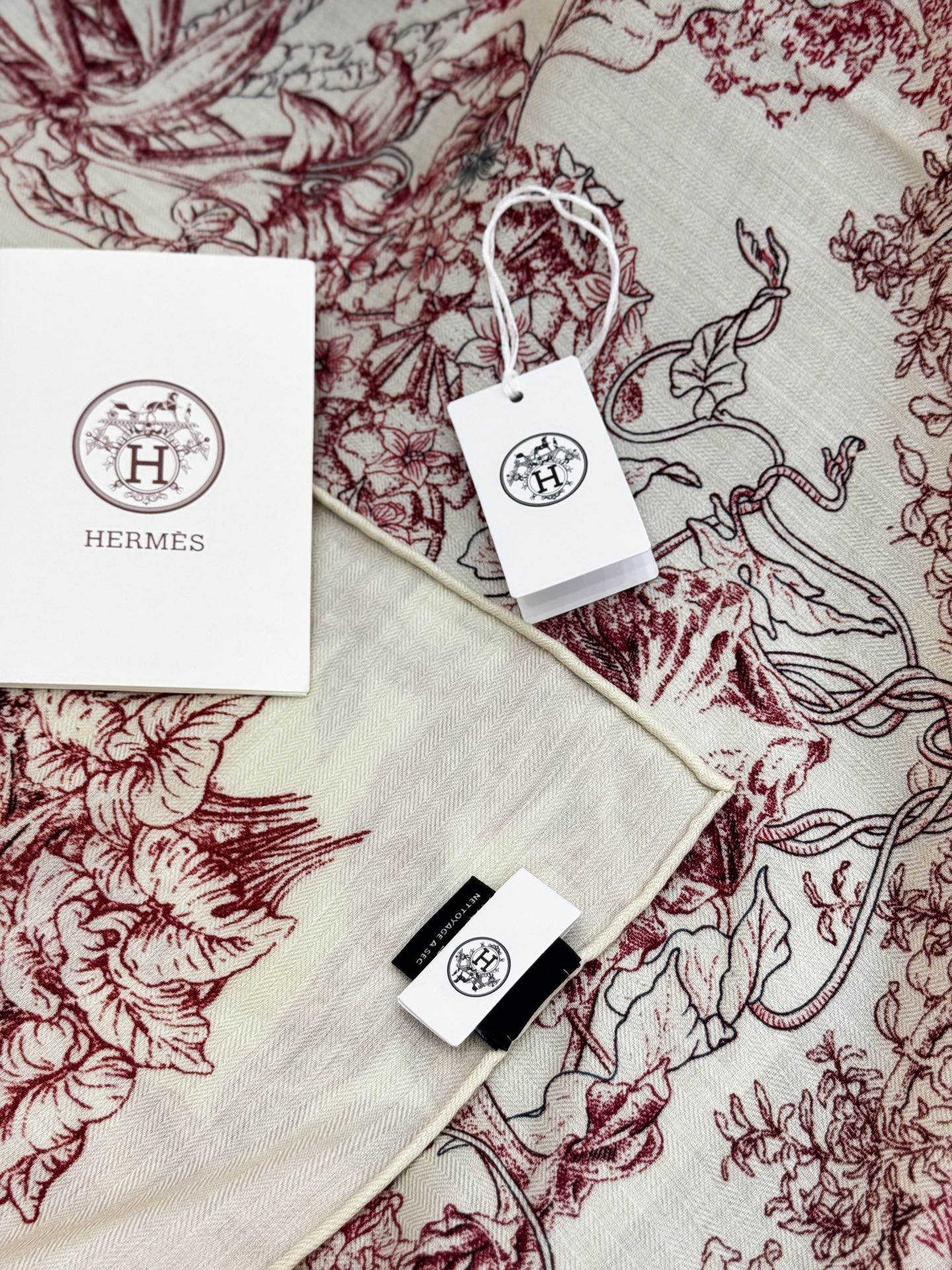 重磅推荐的140顶级丝绒双面异色披肩《回归自然》 披肩尺寸:140*140方巾 70%羊绒30%真丝这张