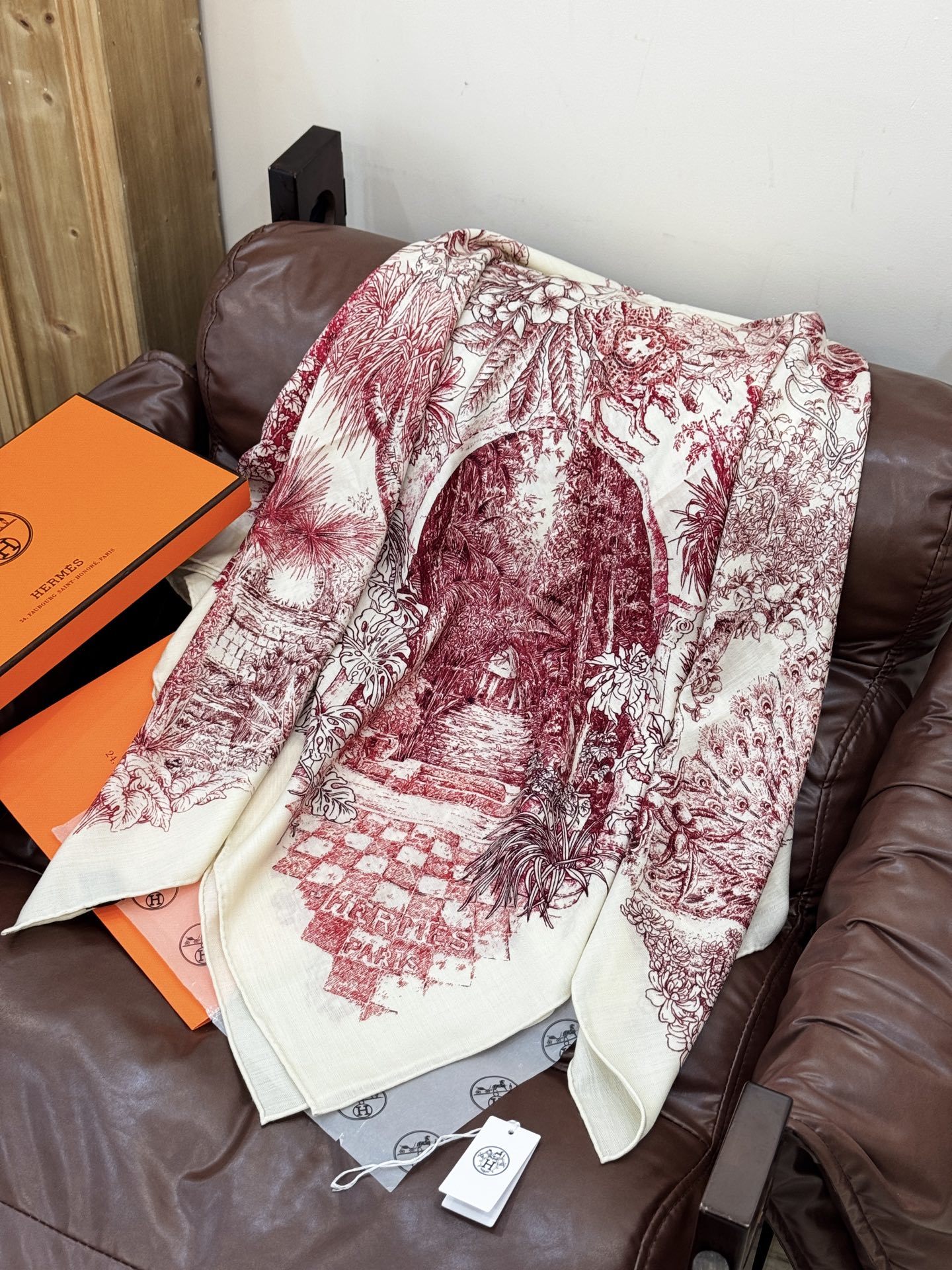 重磅推荐的140顶级丝绒双面异色披肩《回归自然》 披肩尺寸:140*140方巾 70%羊绒30%真丝这张