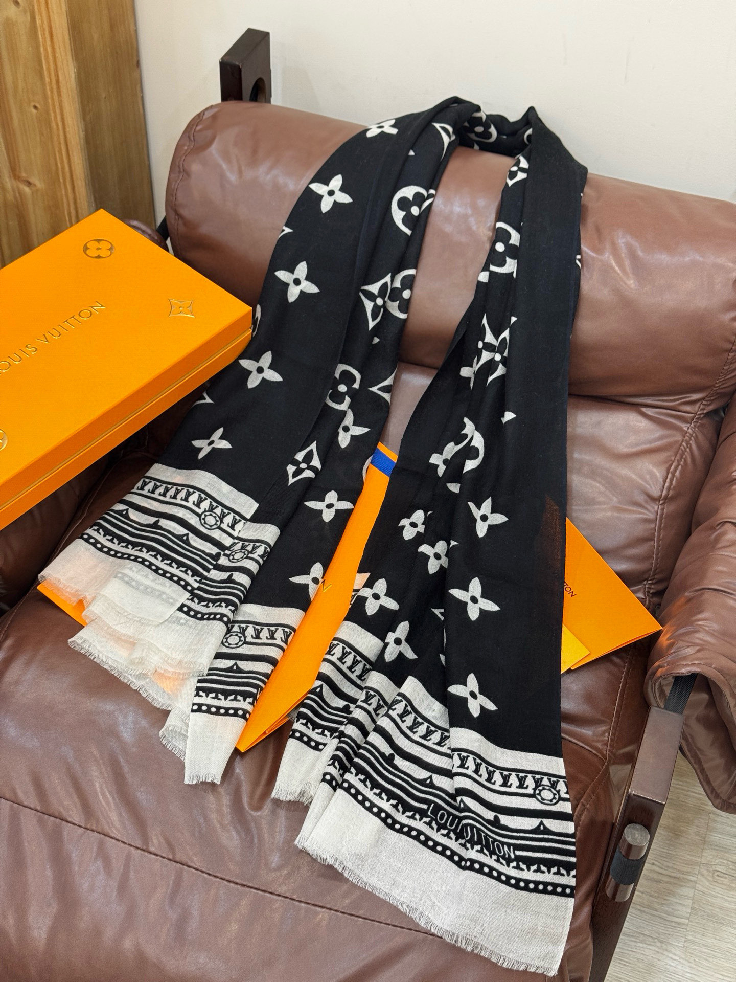 又时髦又百搭！LV新款老花长巾】提升气质和品味的好单品！！四季必备！！真的无敌实用！！Lv难得的羊绒长巾