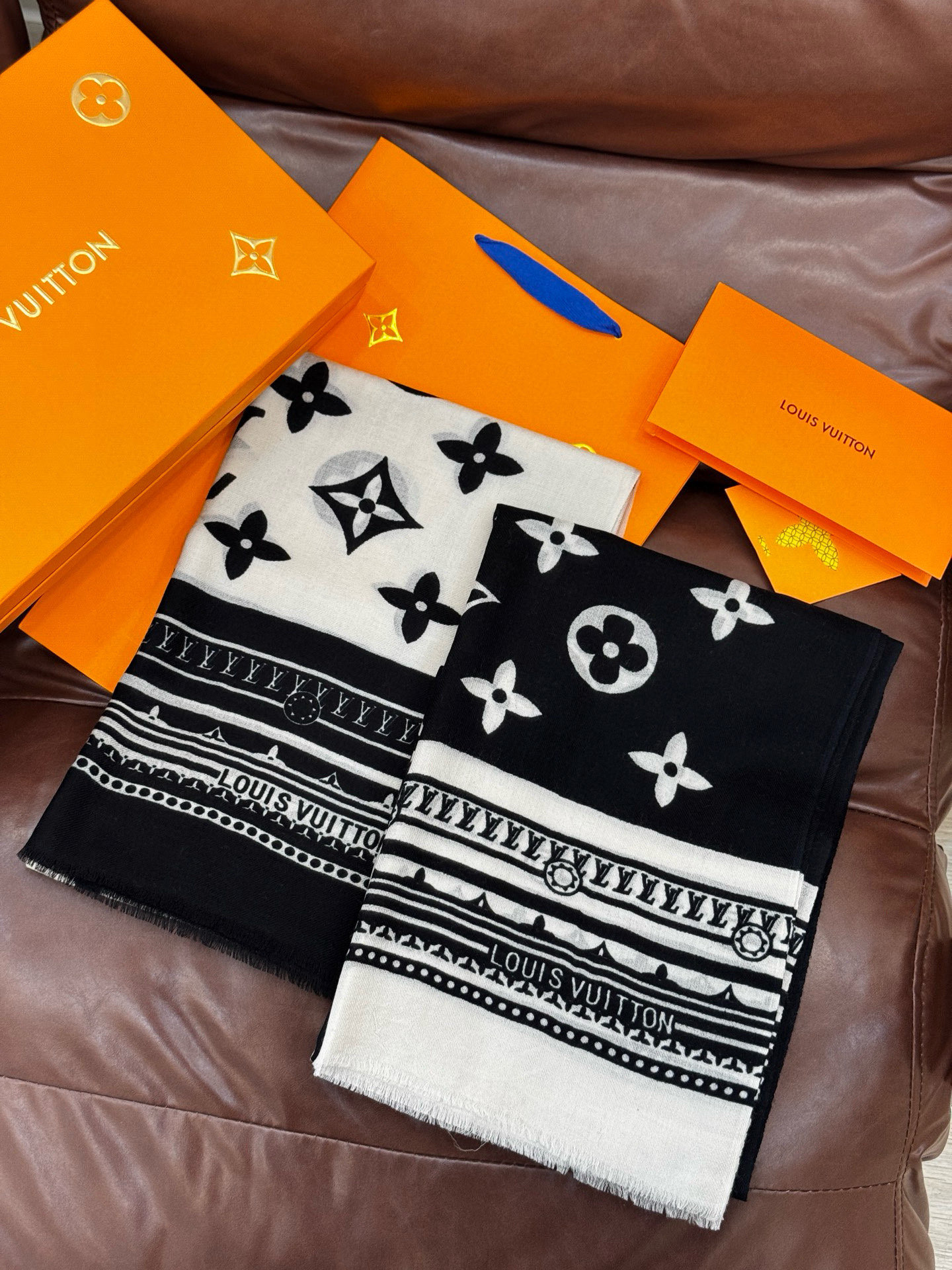 又时髦又百搭！LV新款老花长巾】提升气质和品味的好单品！！四季必备！！真的无敌实用！！Lv难得的羊绒长巾