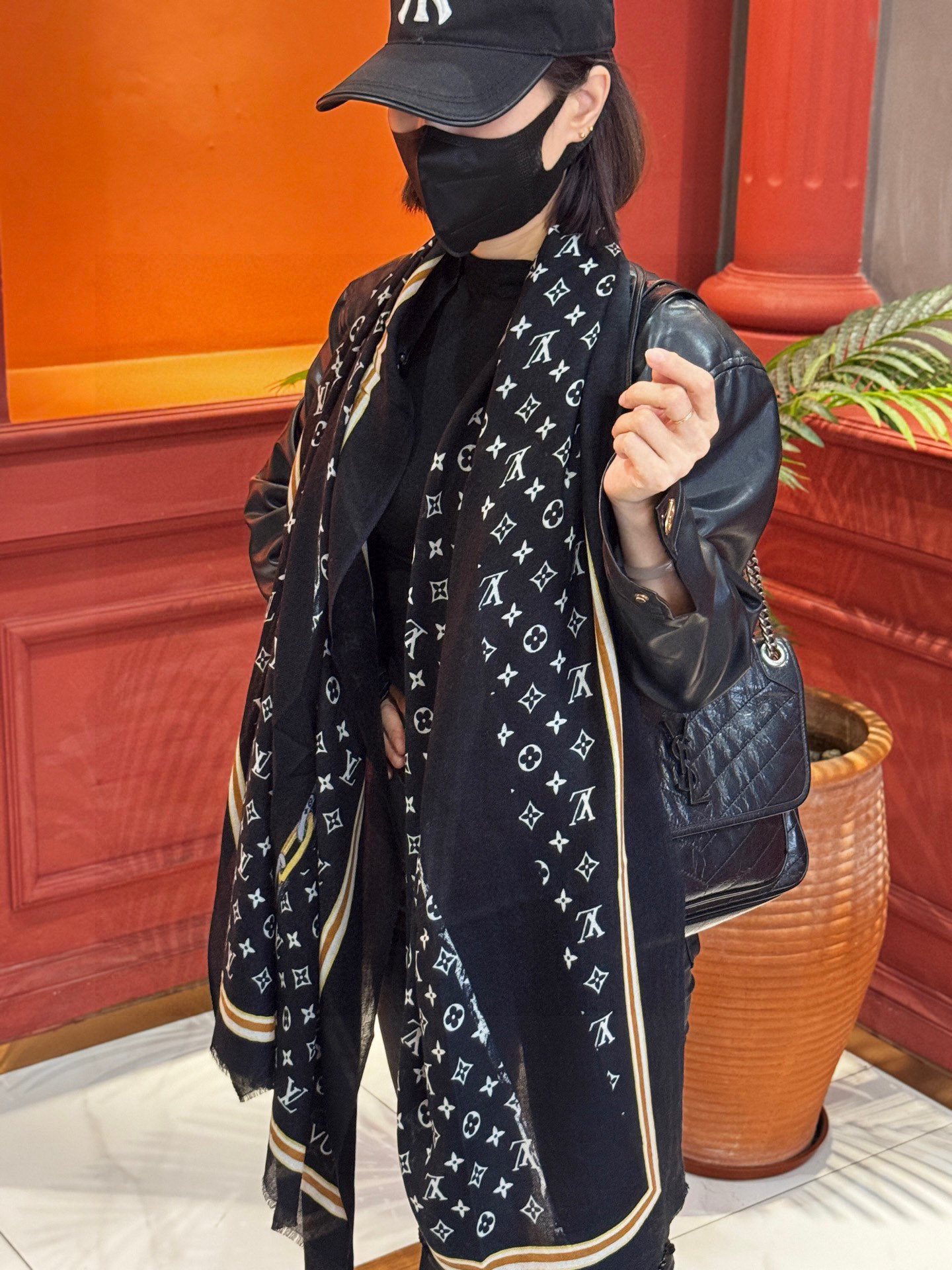 NO:554438,Fashionable and versatile!  LV’s new presbyopic scarf] A great item to enhance your temperament and taste!  !  A must-have for all seasons!  !  Really invincible and practical!  !  A rare cashmere scarf!  !  The fabric feels really good. After a simple try, you will know that it is what you want. It is easy to control, very fashionable and easy to match. It is very good-looking and has a tone. It can be matched with any top in autumn and winter, including T-shirts, shirts, down, vests, and windbreakers!  !  !  With it as a foil, your taste and temperament come out immediately. It is really a super practical scarf that doesn't care about your age or temperament at all!  Size specification 100*200cm cashmere long scarf high version scarf, high version scarf, louis vuitton, shirts, tees, t-shirt, down jacket19860909又时髦又百搭！LV新款老花长巾】提升气质和品味的好单品！！四季必备！！真的无敌实用！！Lv难得的羊绒长巾,！！面料手感真的很好,简单一试,就知道是自己想要的,轻松驾驭非常时髦好搭,特别好看,有调调,秋冬天跟什么上衣都能搭,T恤,衬衫,羽绒,马甲,风衣都能搭！！！有它的衬托,品味和气质立马就出来了,真的是超级实用的一款围巾,完全不挑年龄气质！尺寸规格100*200cm羊绒长巾高版本围巾,高版本围巾,louis vuitton,shirts,tees，t-shirt,down jacket,scarf