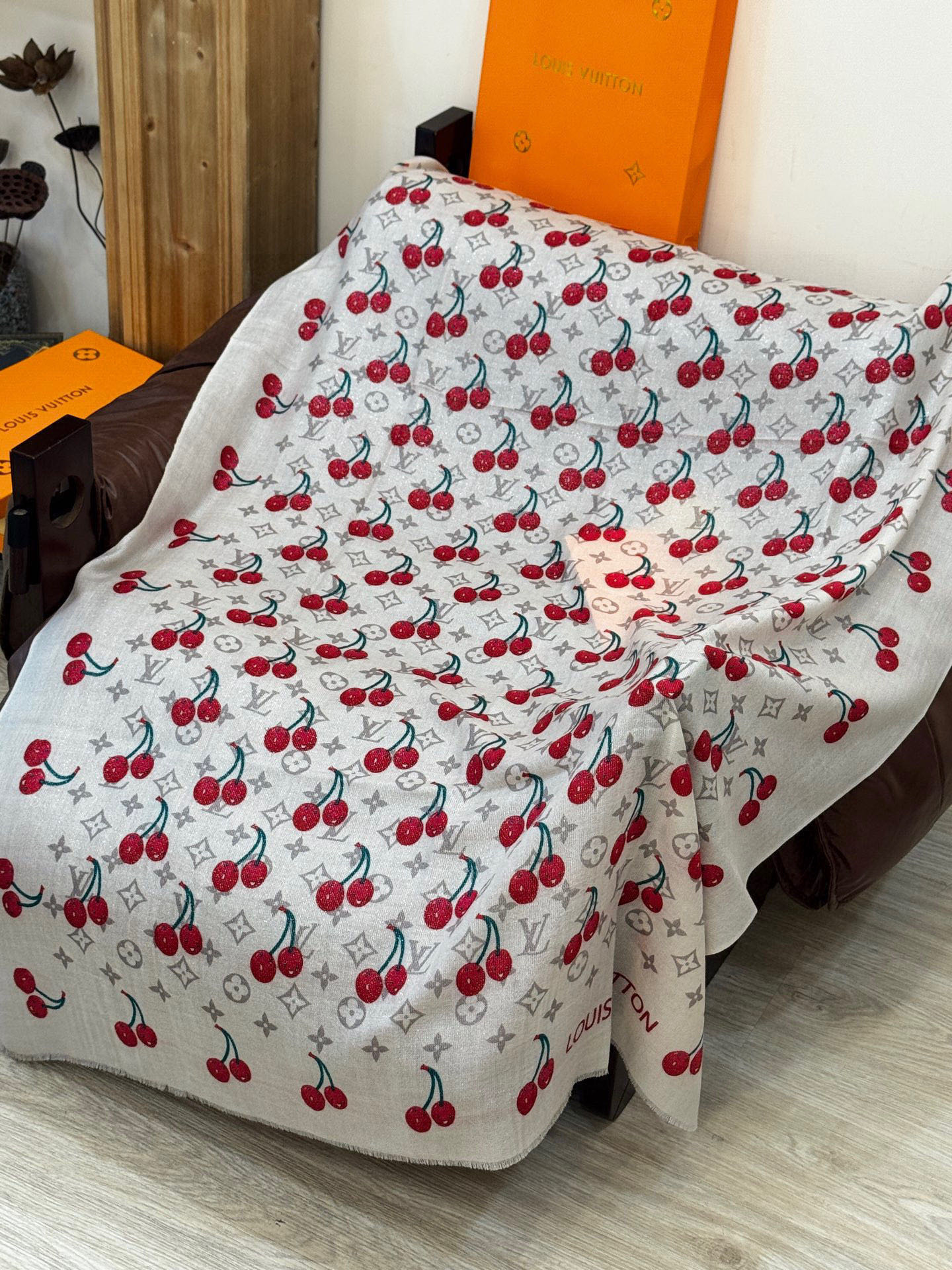 上新 会发光发亮的围巾💕 🔥新款樱桃LV羊绒方巾 LV x TM Monogram Cerise 出自路