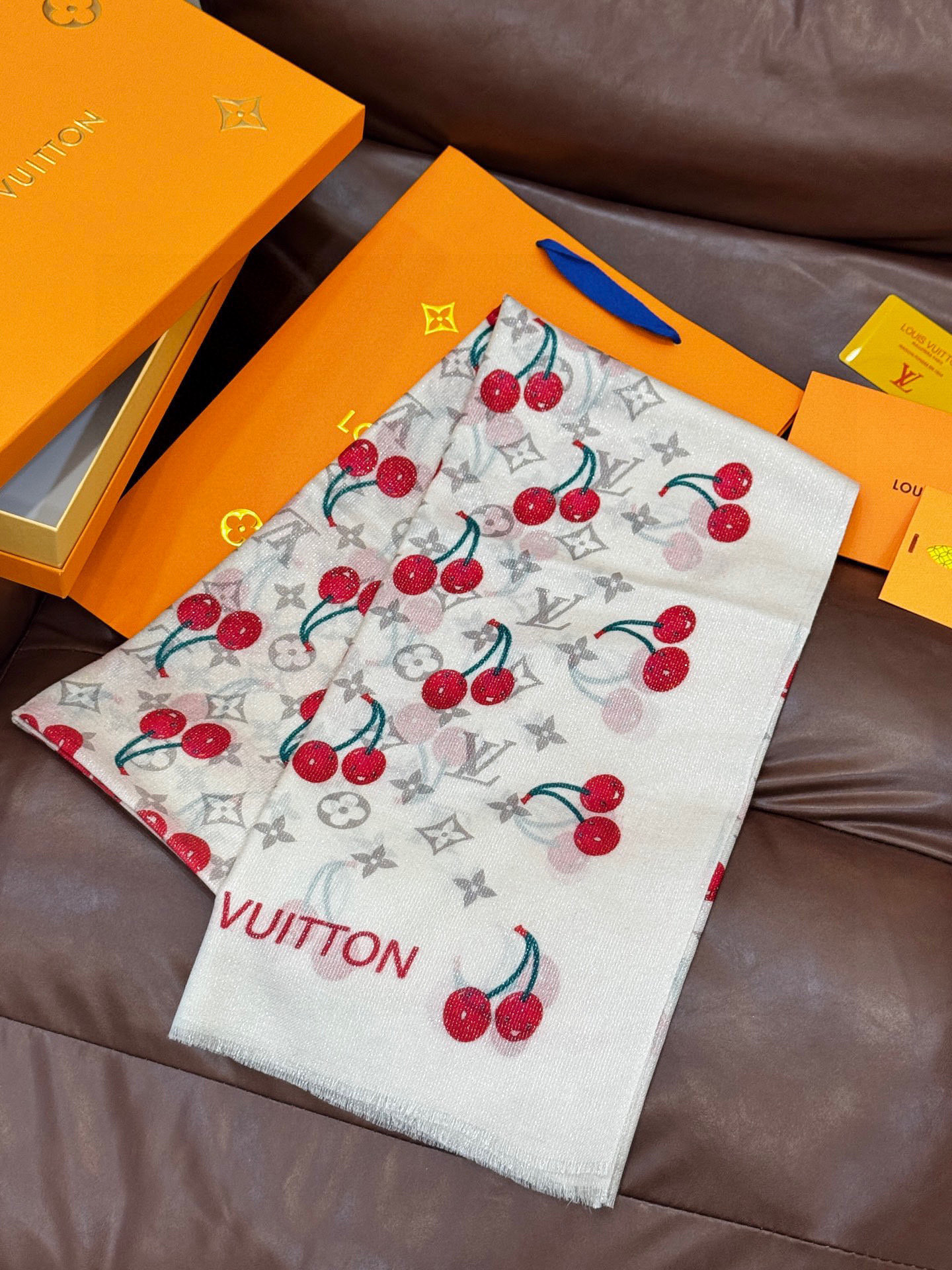 上新 会发光发亮的围巾💕 🔥新款樱桃LV羊绒方巾 LV x TM Monogram Cerise 出自路