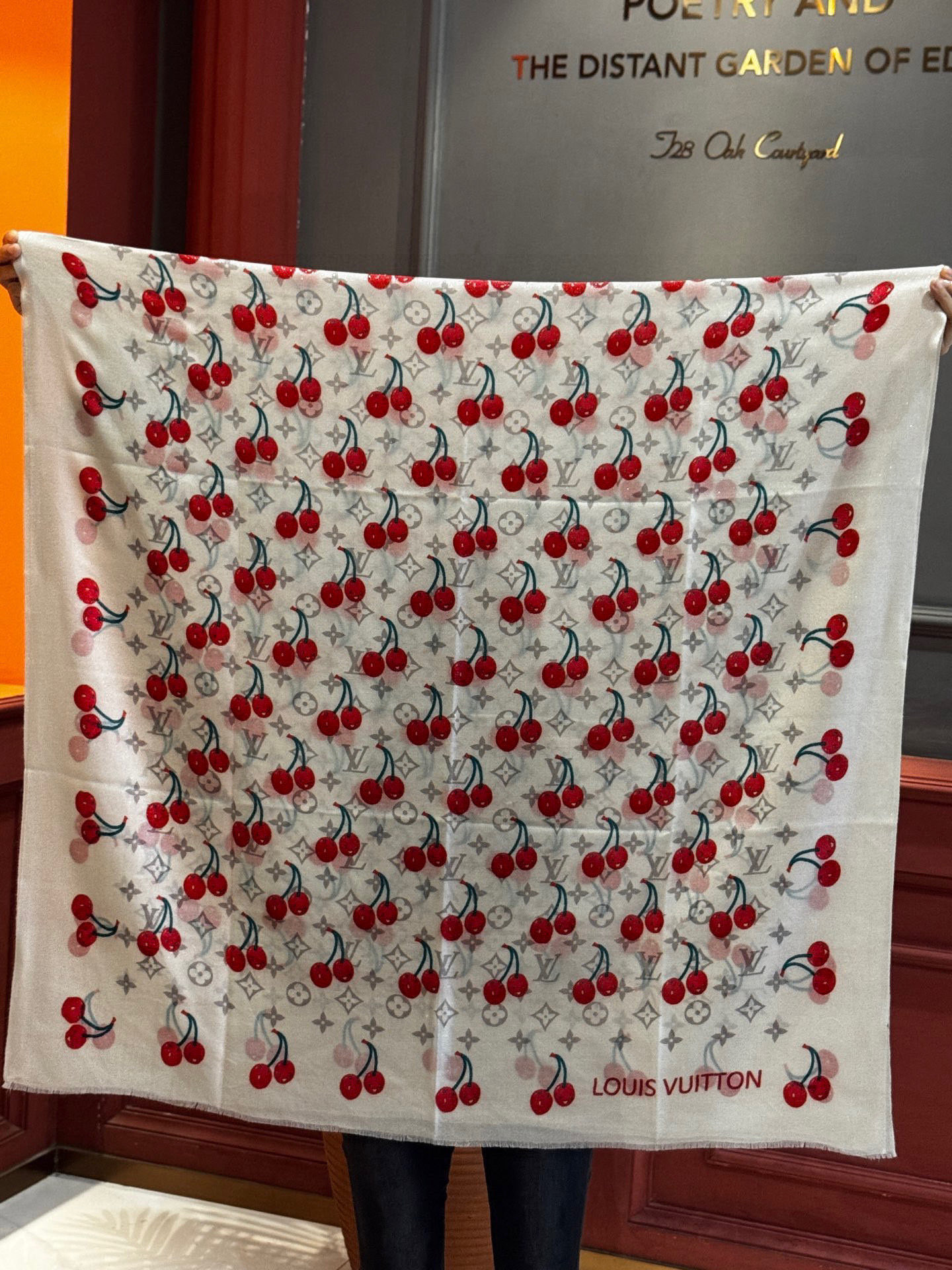 上新 会发光发亮的围巾💕 🔥新款樱桃LV羊绒方巾 LV x TM Monogram Cerise 出自路