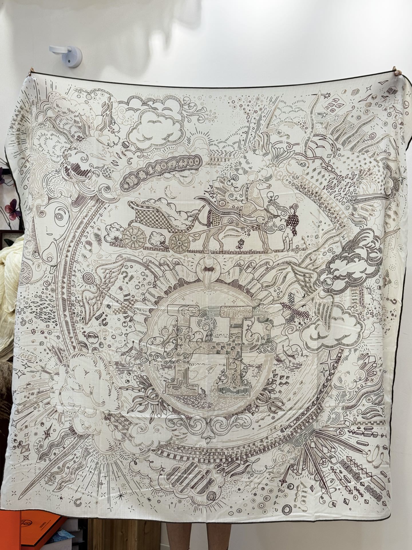 “正在接通中”140方巾~Hermes 手工卷边丝绒方巾(30%桑蚕丝70%羊绒)这款爱马仕的经典单品展