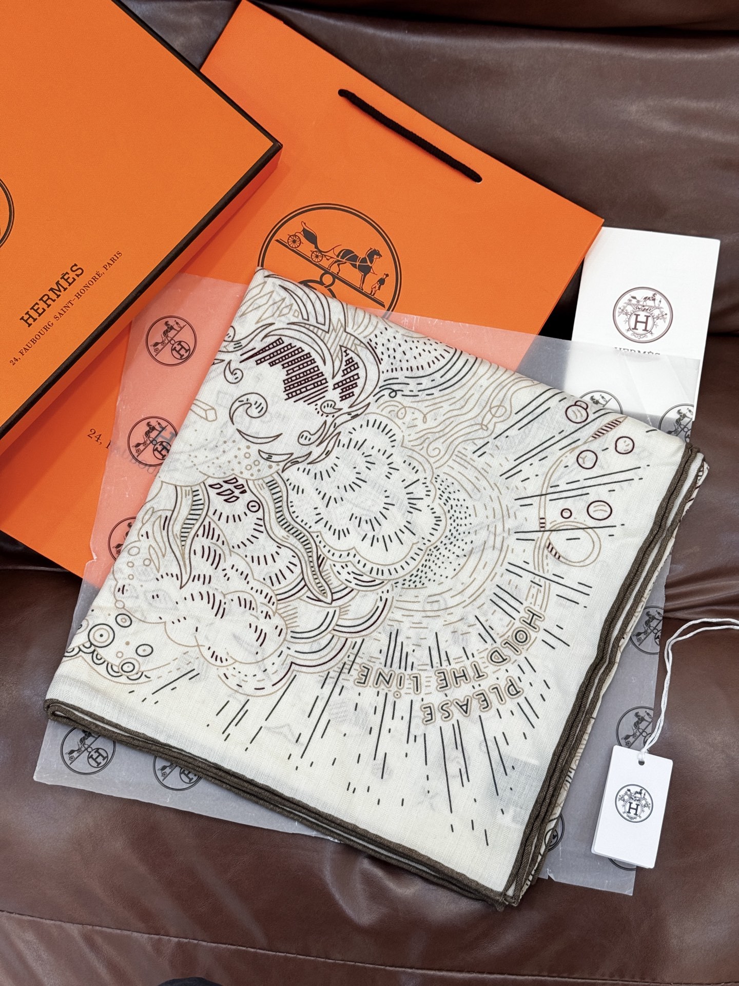 “正在接通中”140方巾~Hermes 手工卷边丝绒方巾(30%桑蚕丝70%羊绒)这款爱马仕的经典单品展