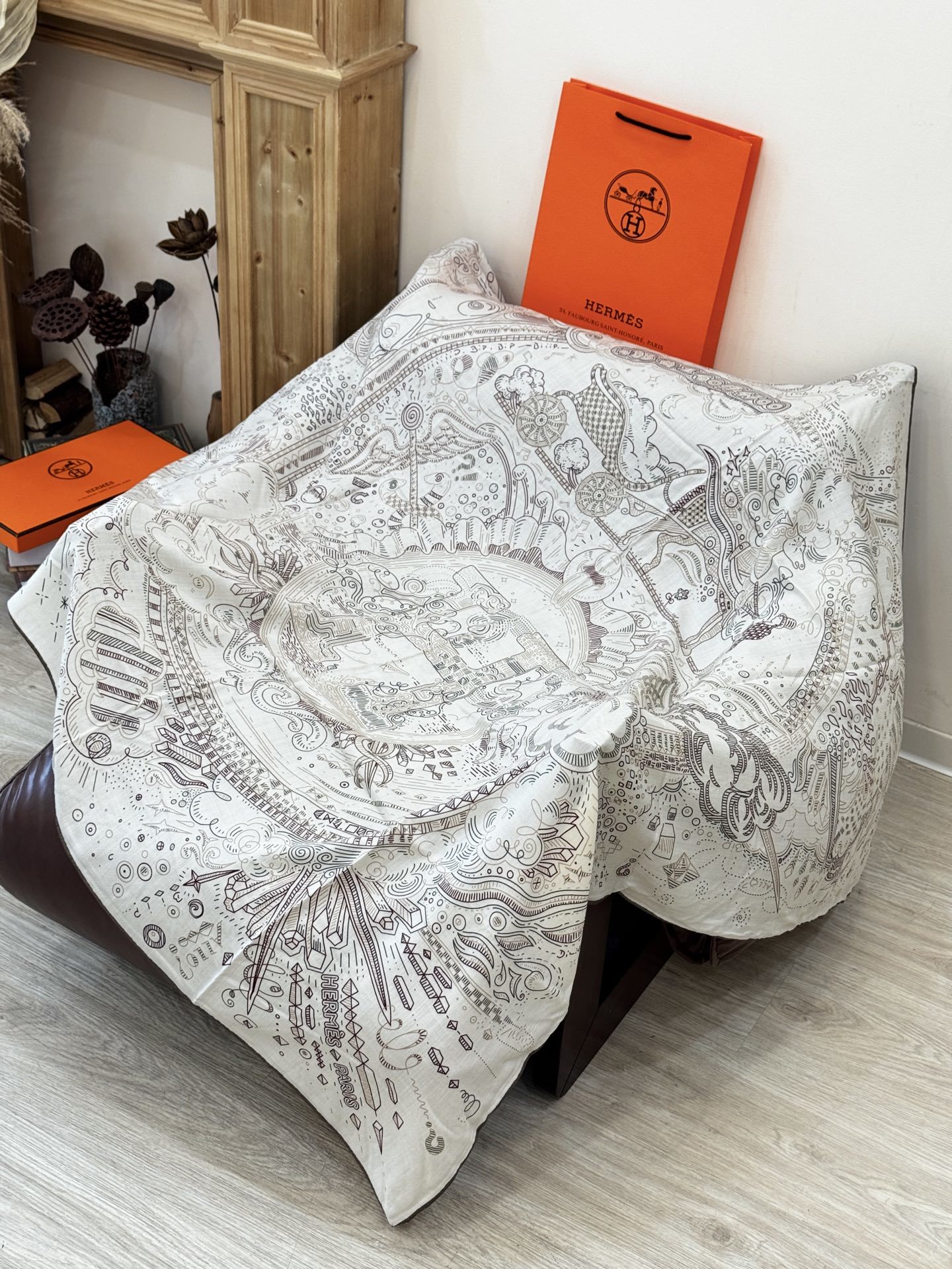 “正在接通中”140方巾~Hermes 手工卷边丝绒方巾(30%桑蚕丝70%羊绒)这款爱马仕的经典单品展