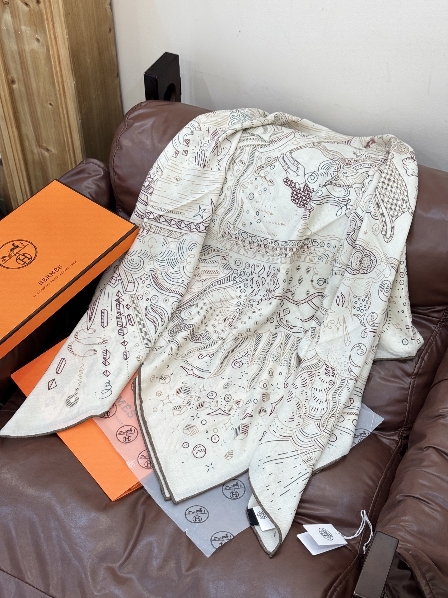 “正在接通中”140方巾~Hermes 手工卷边丝绒方巾(30%桑蚕丝70%羊绒)这款爱马仕的经典单品展