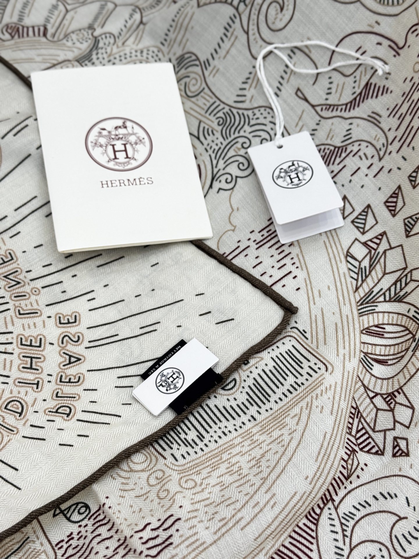 “正在接通中”140方巾~Hermes 手工卷边丝绒方巾(30%桑蚕丝70%羊绒)这款爱马仕的经典单品展