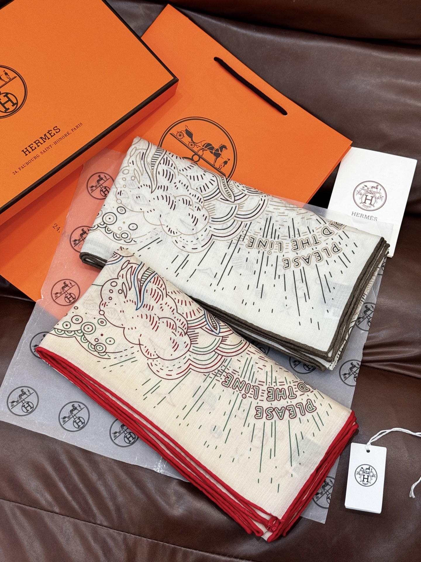 “正在接通中”140方巾~Hermes 手工卷边丝绒方巾(30%桑蚕丝70%羊绒)这款爱马仕的经典单品展