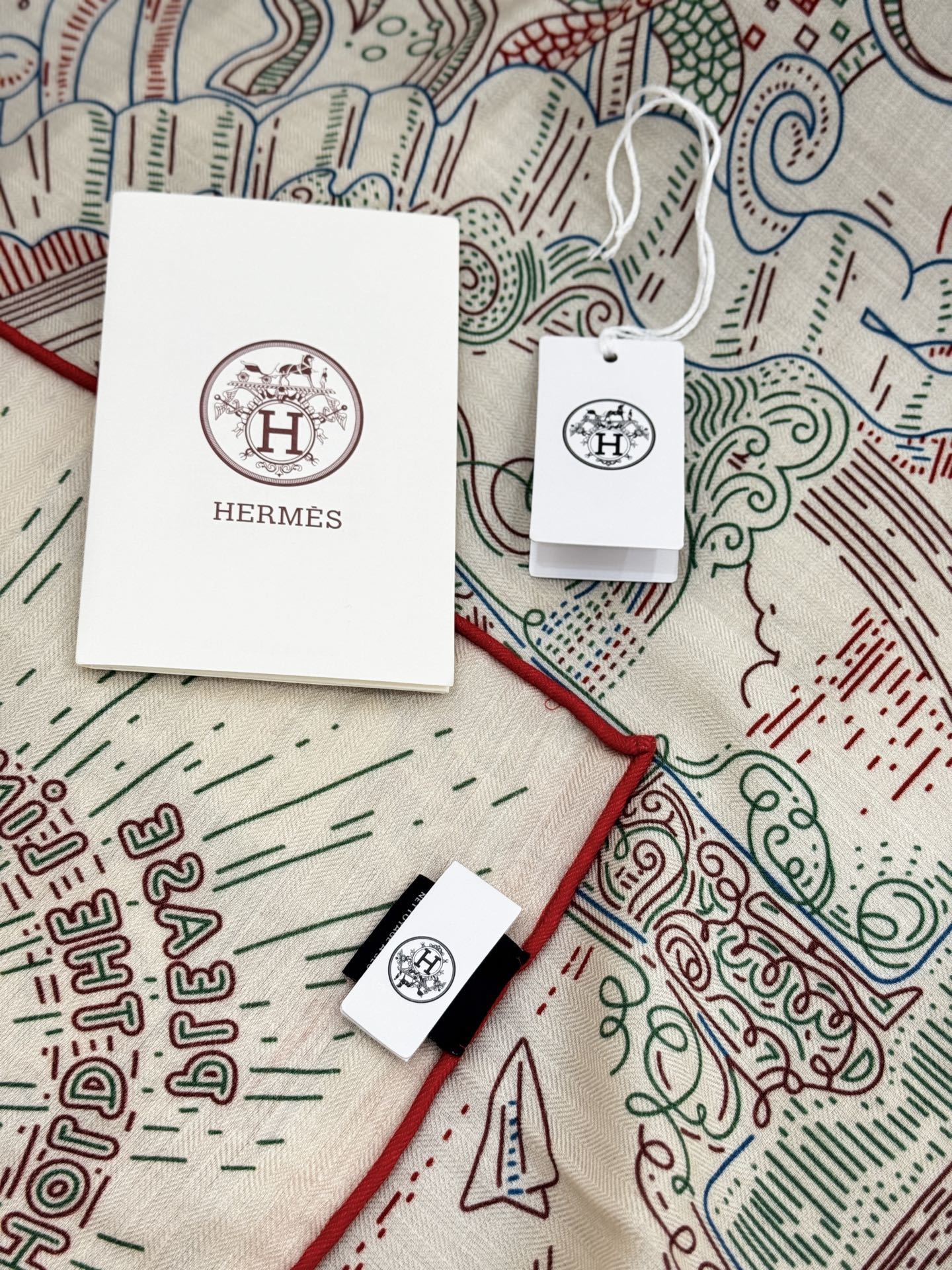 “正在接通中”140方巾~Hermes 手工卷边丝绒方巾(30%桑蚕丝70%羊绒)这款爱马仕的经典单品展