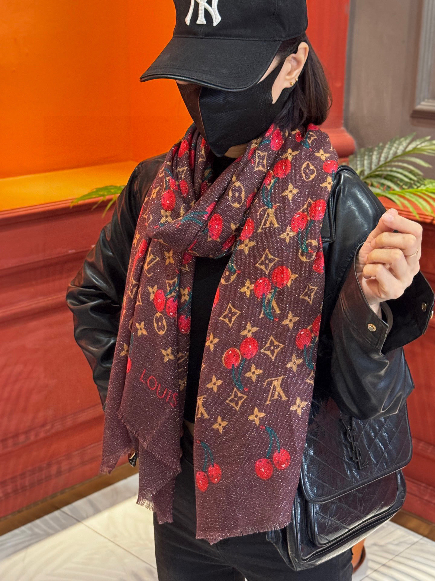 上新 会发光发亮的围巾💕 🔥新款樱桃LV羊绒方巾 LV x TM Monogram Cerise 出自路