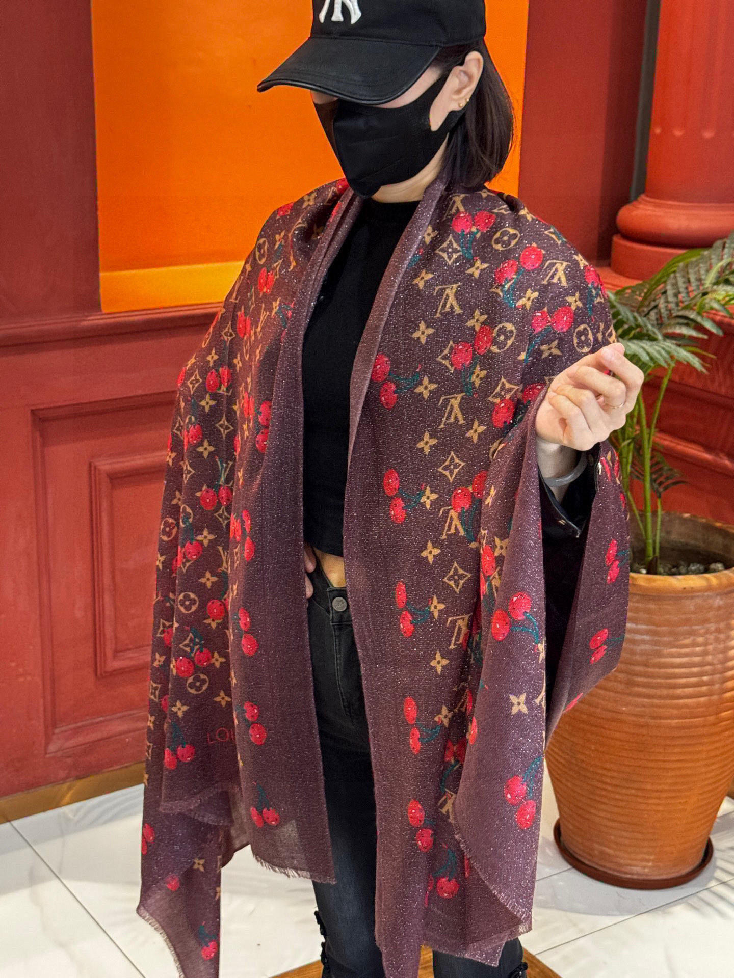 上新 会发光发亮的围巾💕 🔥新款樱桃LV羊绒方巾 LV x TM Monogram Cerise 出自路