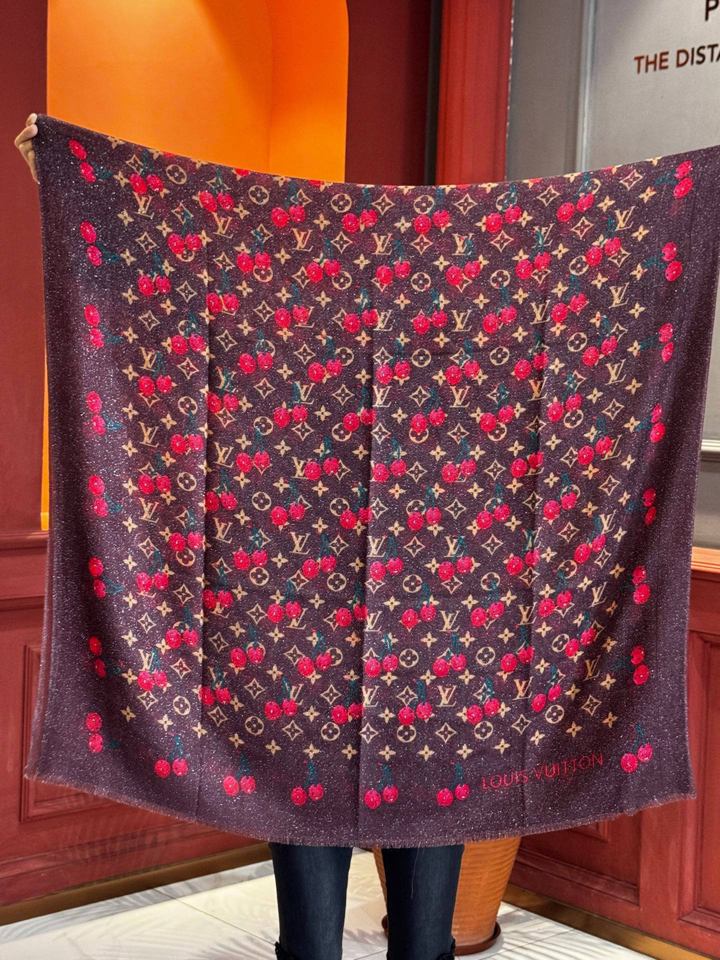 上新 会发光发亮的围巾💕 🔥新款樱桃LV羊绒方巾 LV x TM Monogram Cerise 出自路