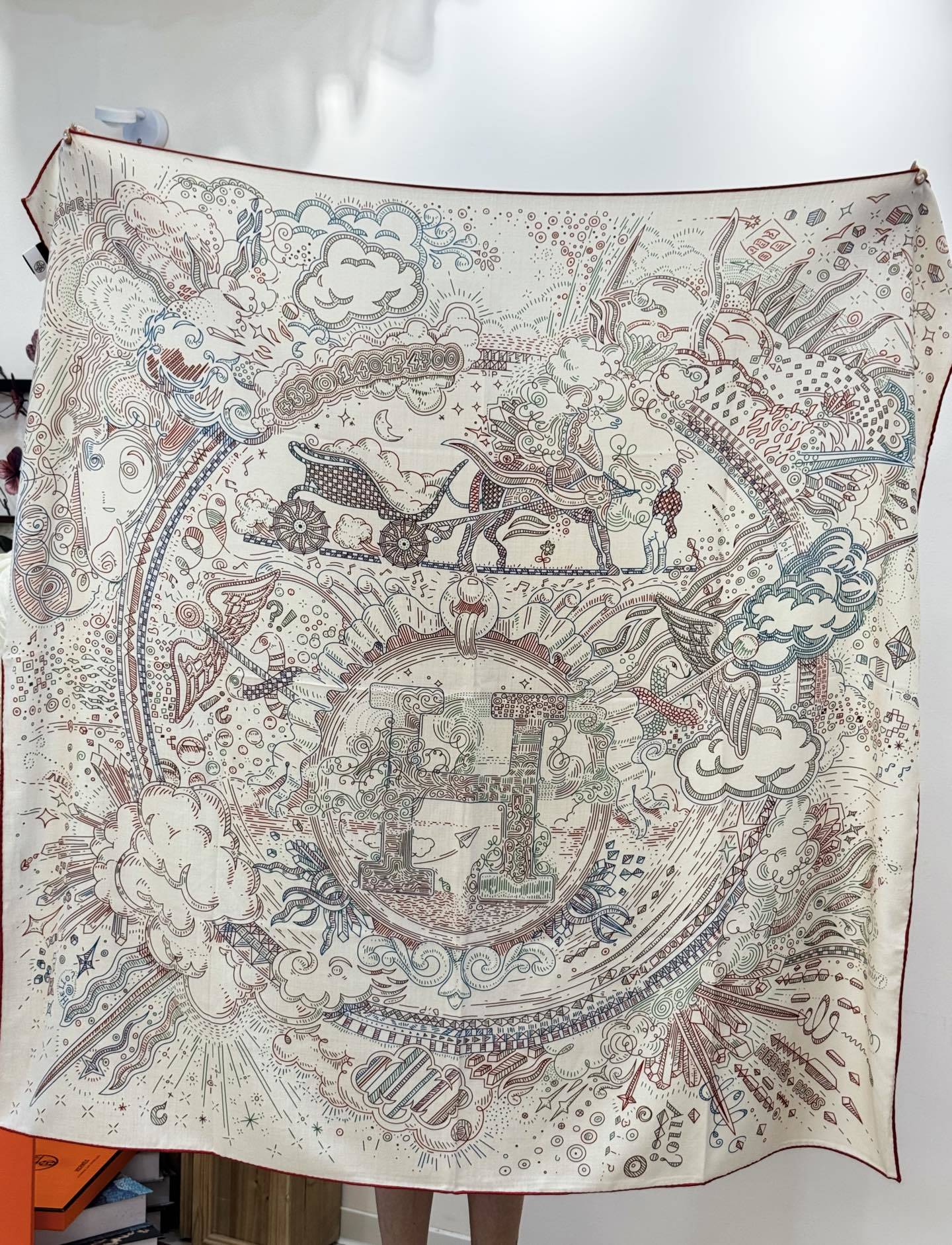 “正在接通中”140方巾~Hermes 手工卷边丝绒方巾(30%桑蚕丝70%羊绒)这款爱马仕的经典单品展