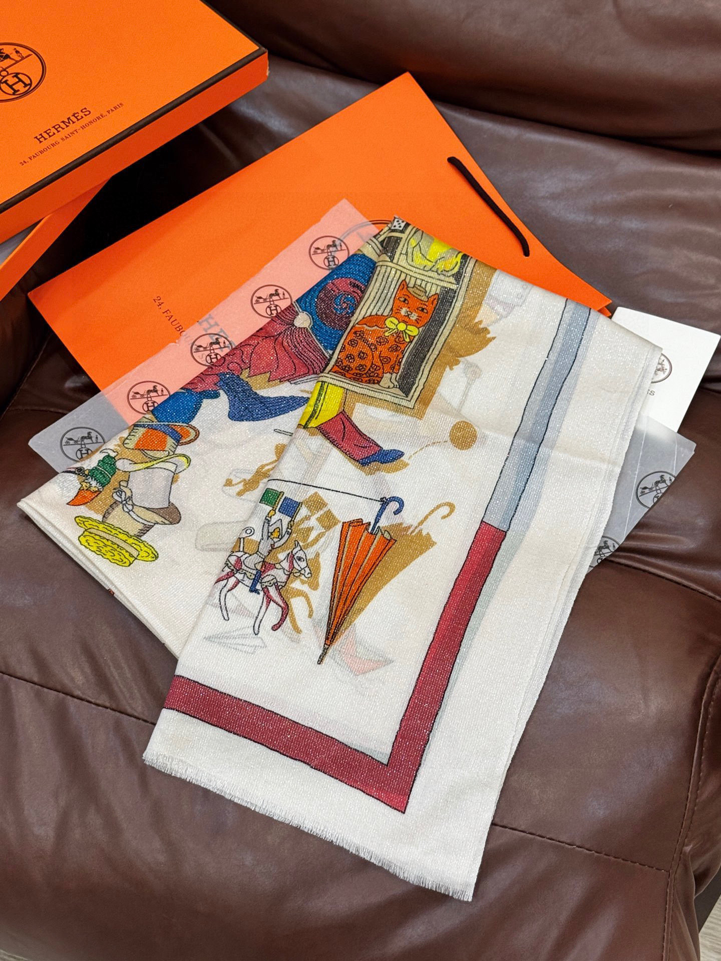 “精巧错觉”~Hermes （会发光发亮的围巾）轻盈、大胆和无穷无尽的俏皮感在方巾中交织碰撞，让自己沉浸