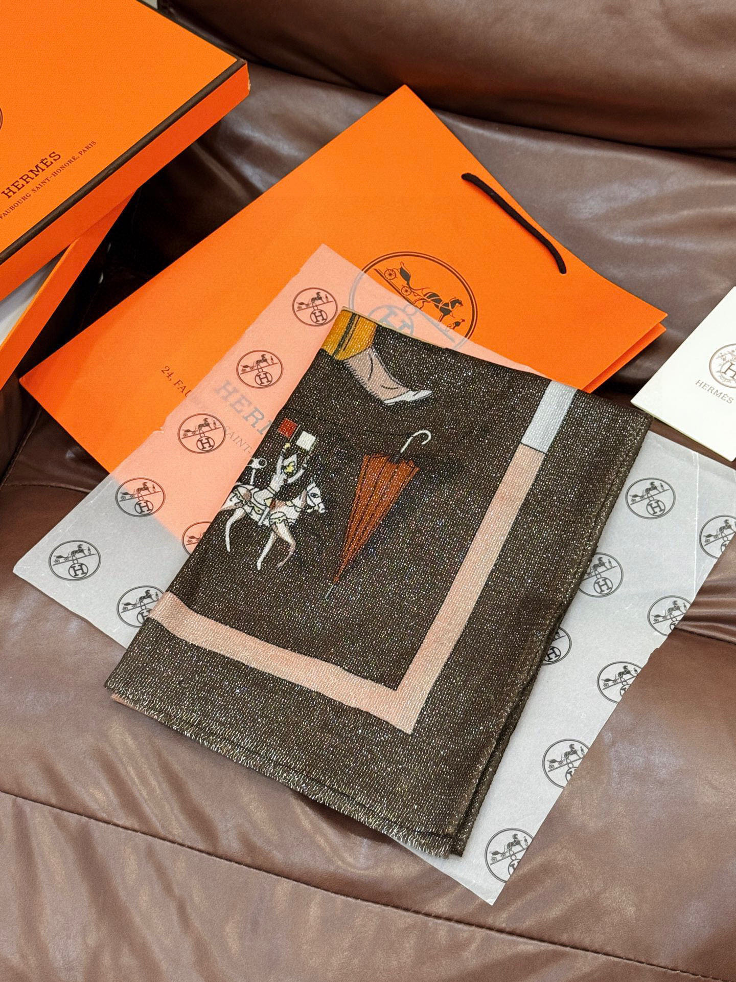 “精巧错觉”~Hermes （会发光发亮的围巾）轻盈、大胆和无穷无尽的俏皮感在方巾中交织碰撞，让自己沉浸
